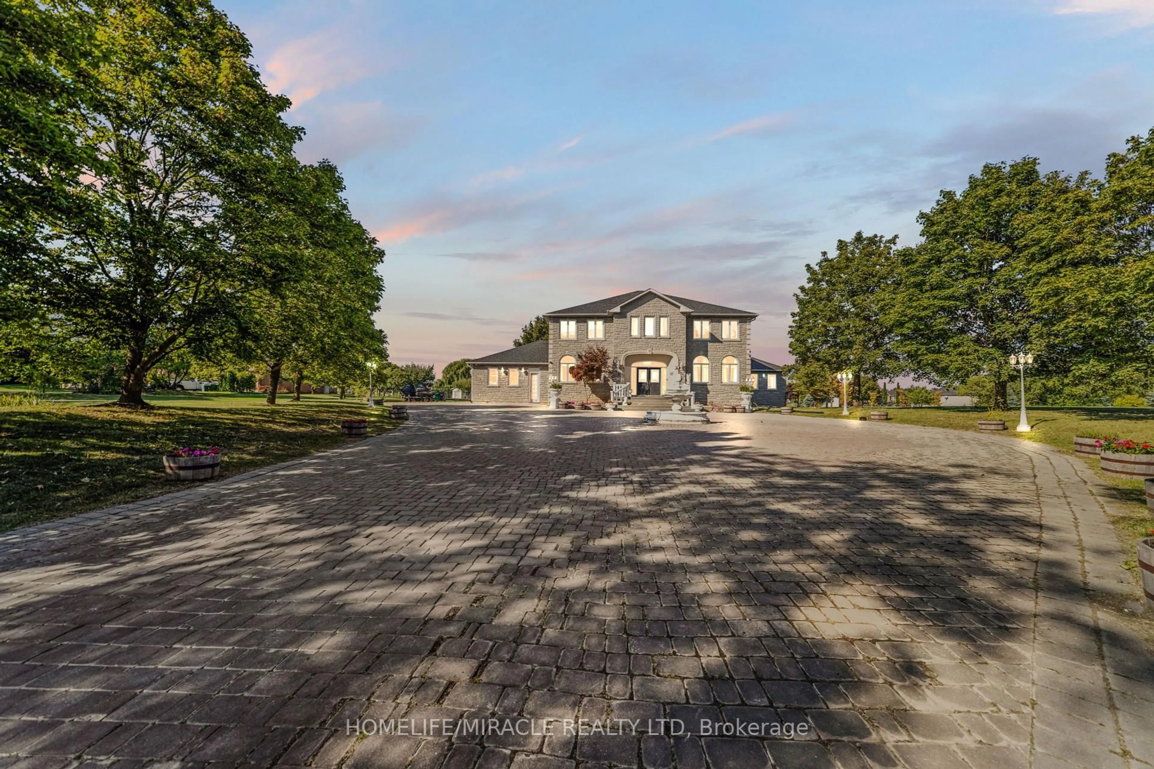 A pic from outside/outdoor area/front of a property/back of a property/a pic from drone, building for 21 Bowman Ave, Brampton Ontario L6P 0Y1