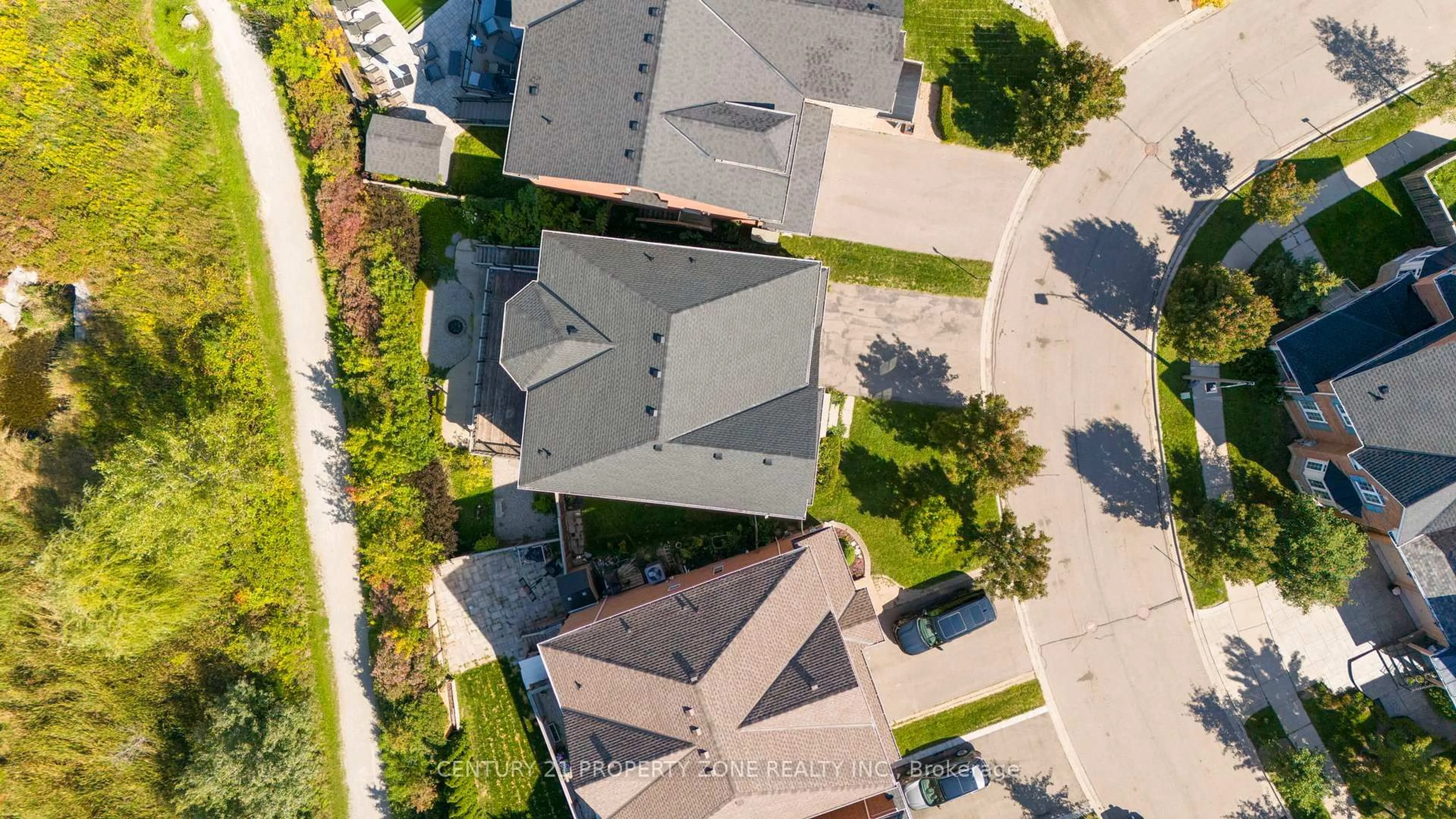 A pic from outside/outdoor area/front of a property/back of a property/a pic from drone, street for 401 Baylis Crt, Milton Ontario L9T 0T2