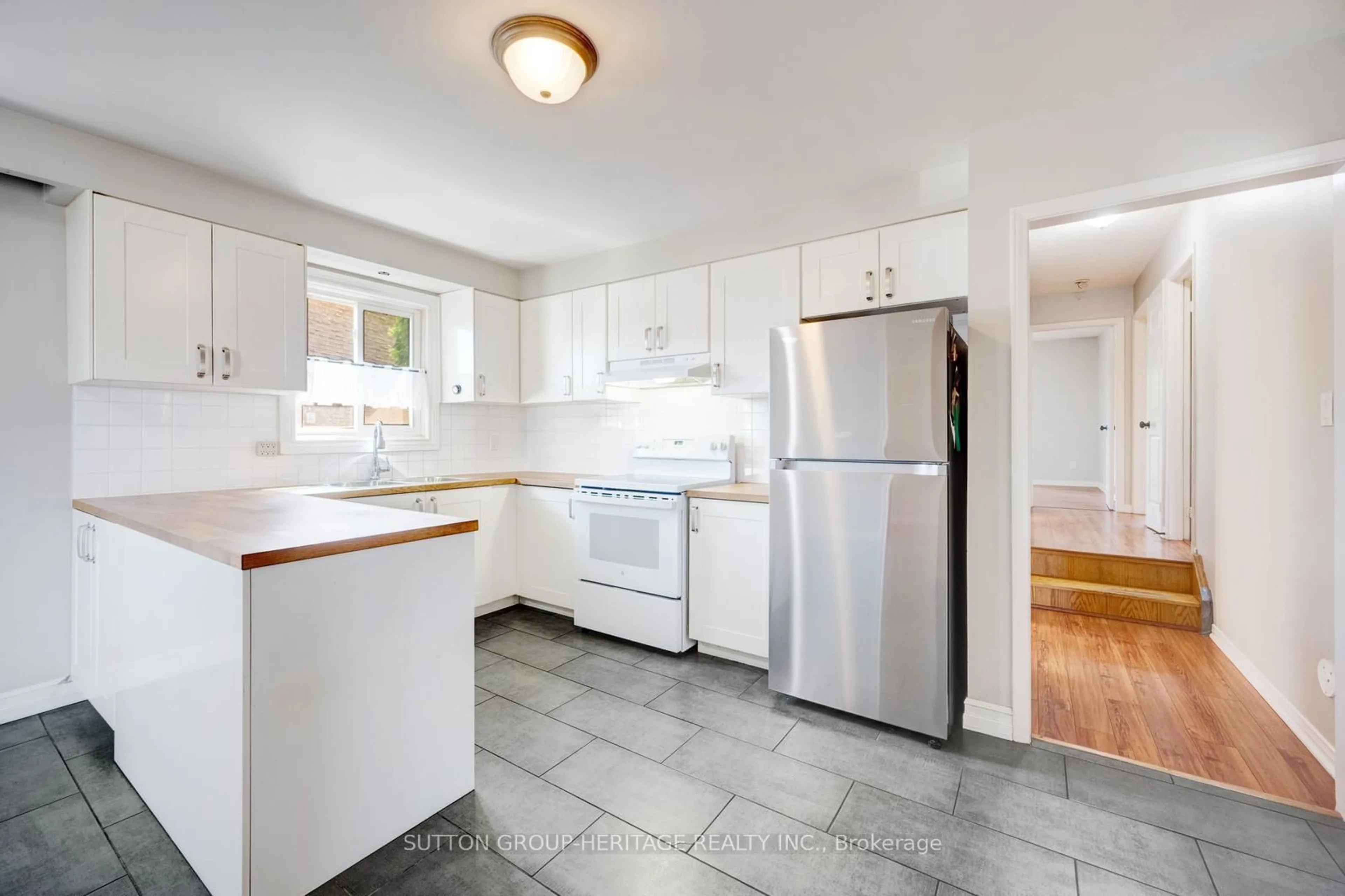 Standard kitchen, ceramic/tile floor for 8 Poinsettia Pl, Brampton Ontario L6S 3S1