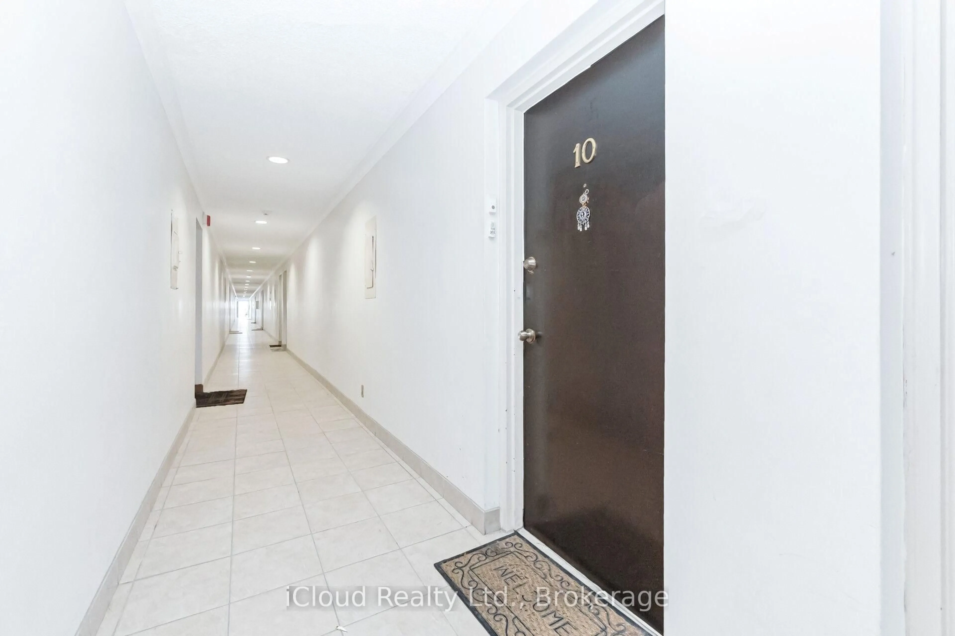 Indoor foyer for 40 Rabbit Lane #10, Toronto Ontario M9B 5S6