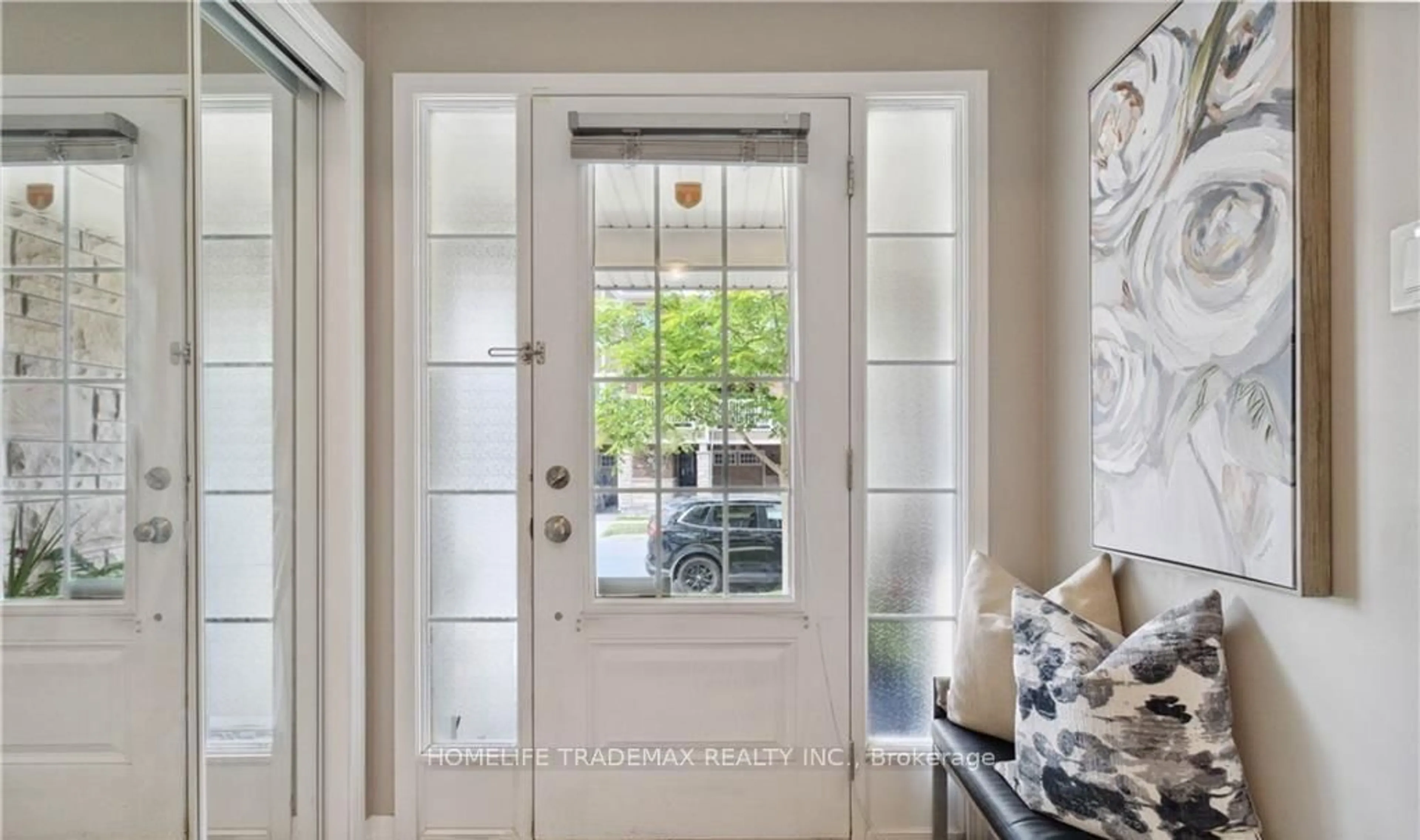 Indoor entryway for 3061 Mistletoe Gdns, Oakville Ontario L6M 0Y8