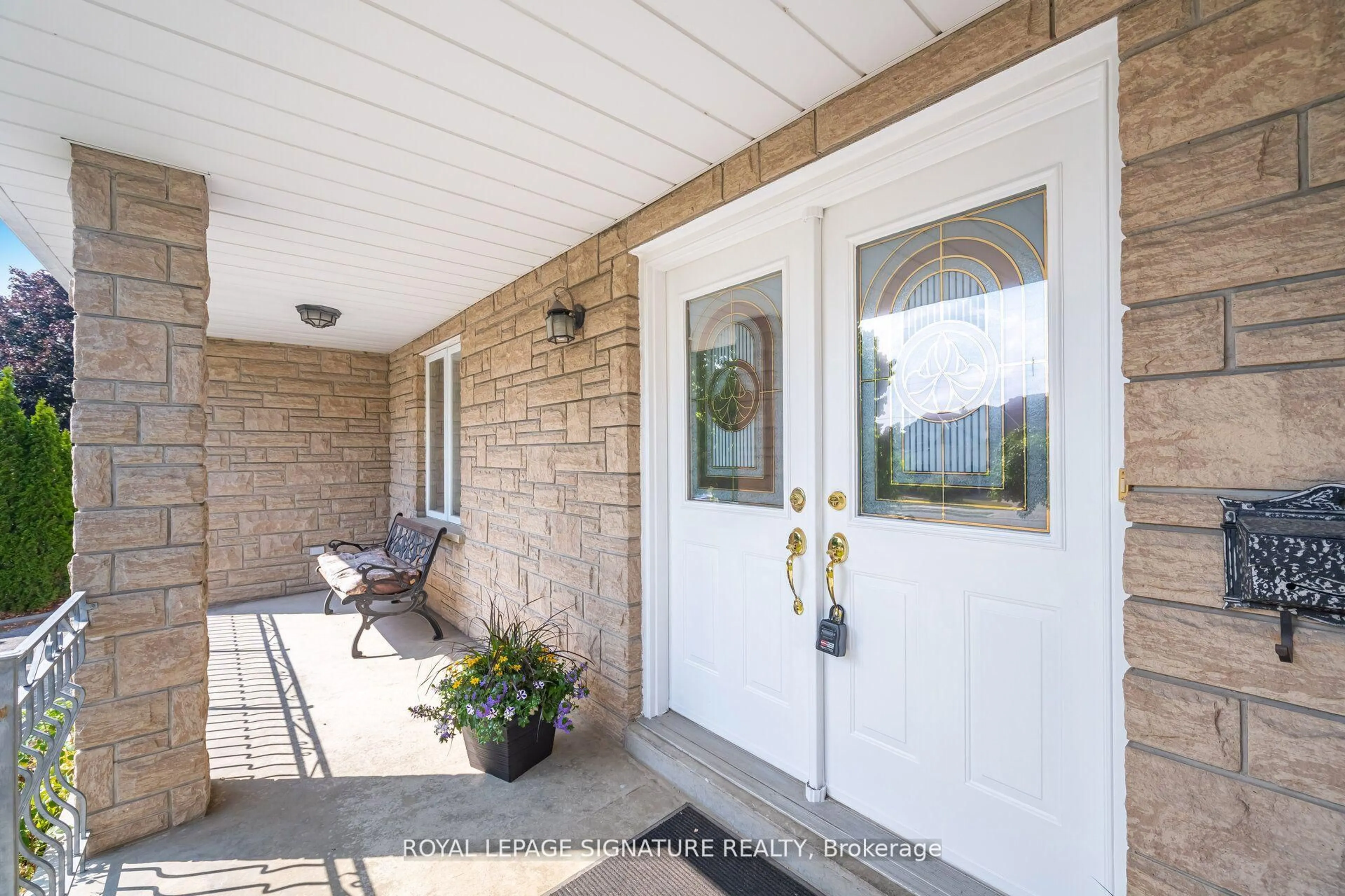 Indoor entryway for 4097 Hickory Dr, Mississauga Ontario L4W 1L1