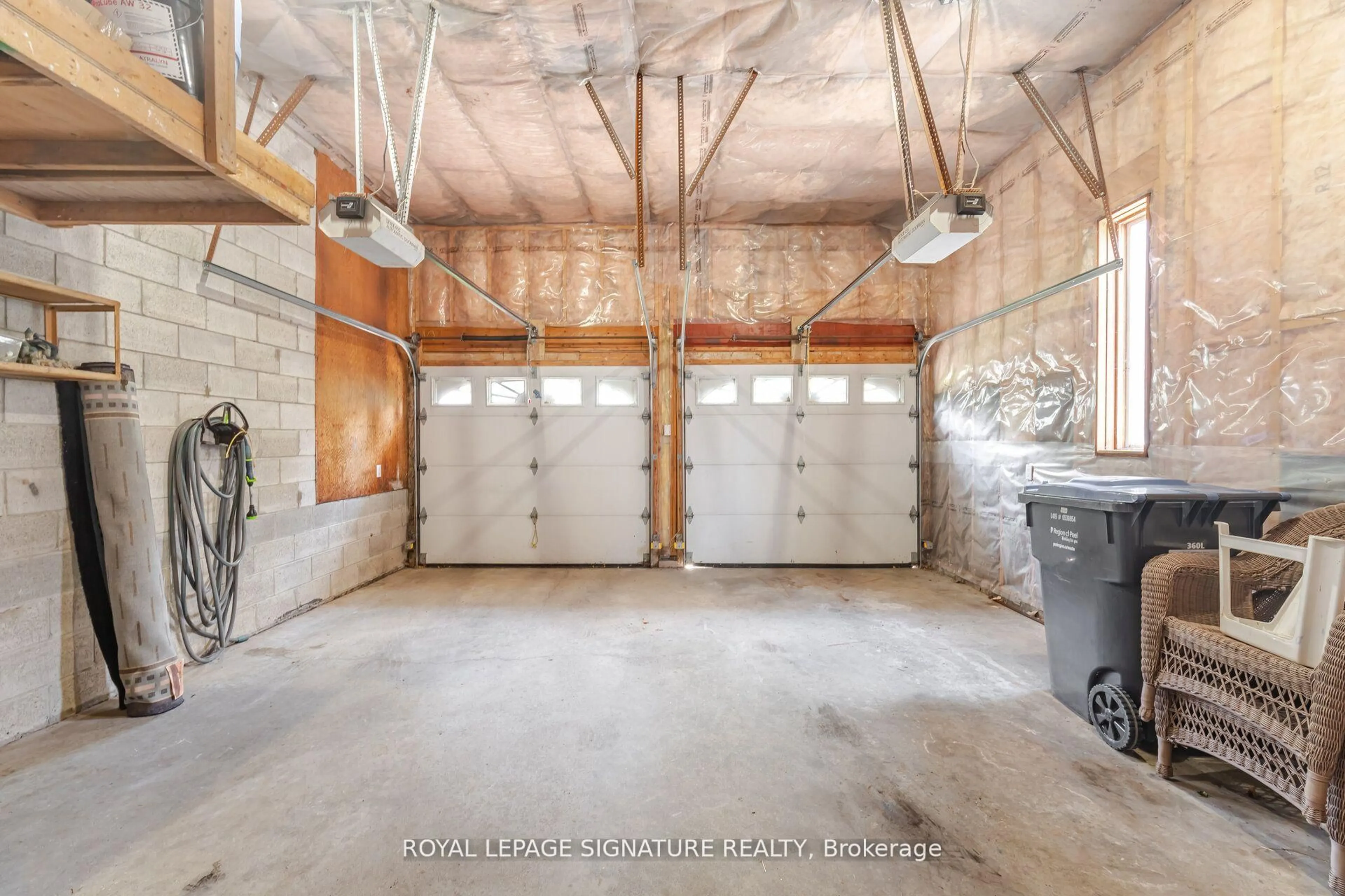 Indoor garage for 4097 Hickory Dr, Mississauga Ontario L4W 1L1