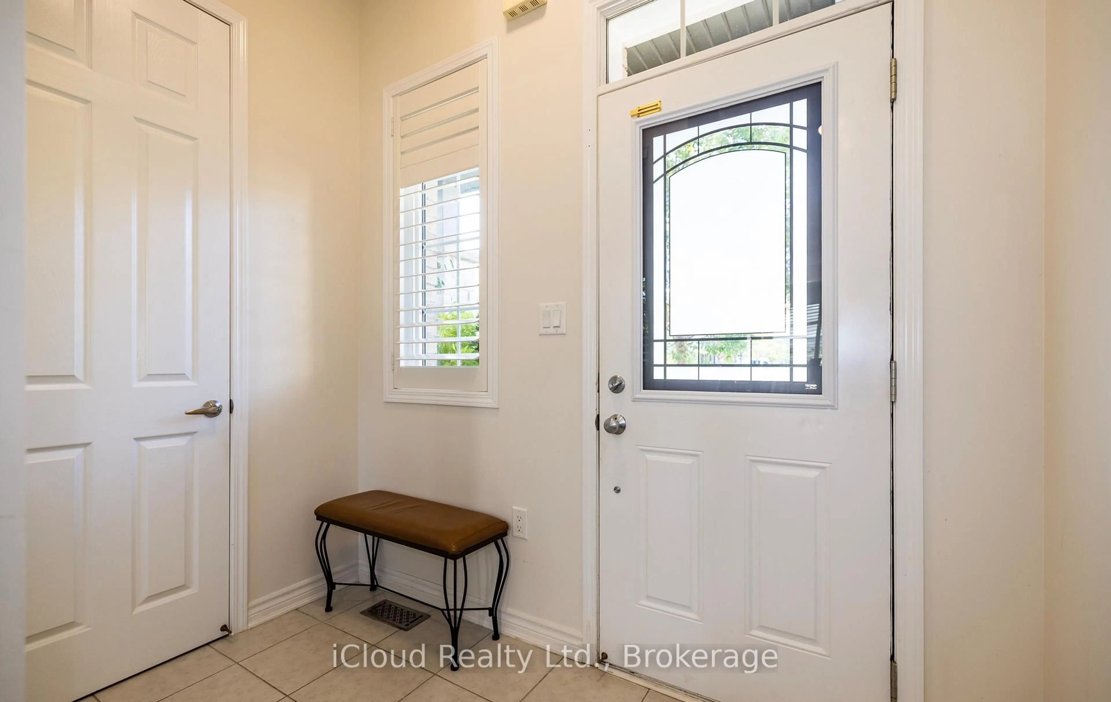 Indoor entryway for 954 Penson Cres, Milton Ontario L9T 8Z7