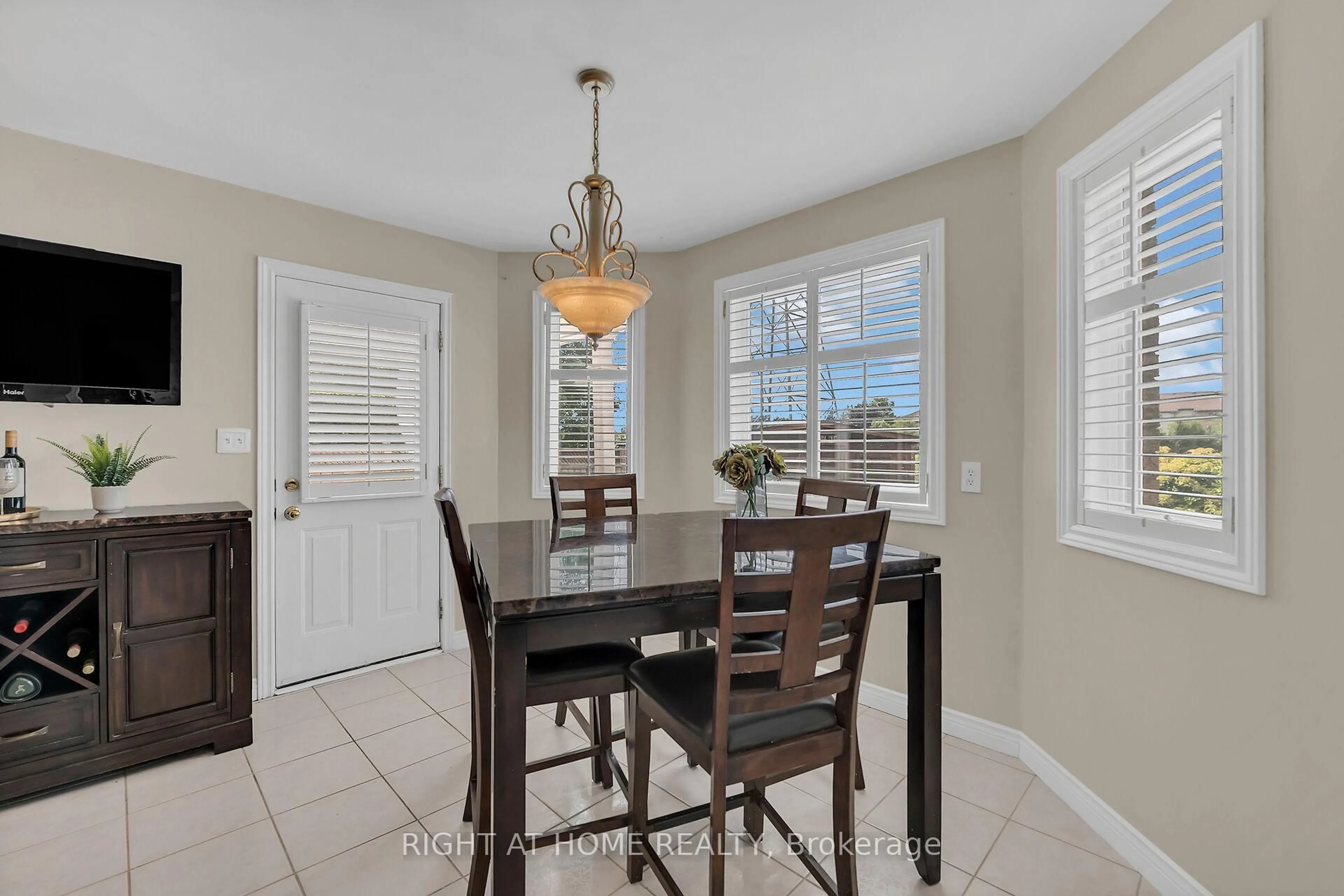 Dining room, ceramic/tile floor for 2208 Greenway Terr, Burlington Ontario L7M 4K8
