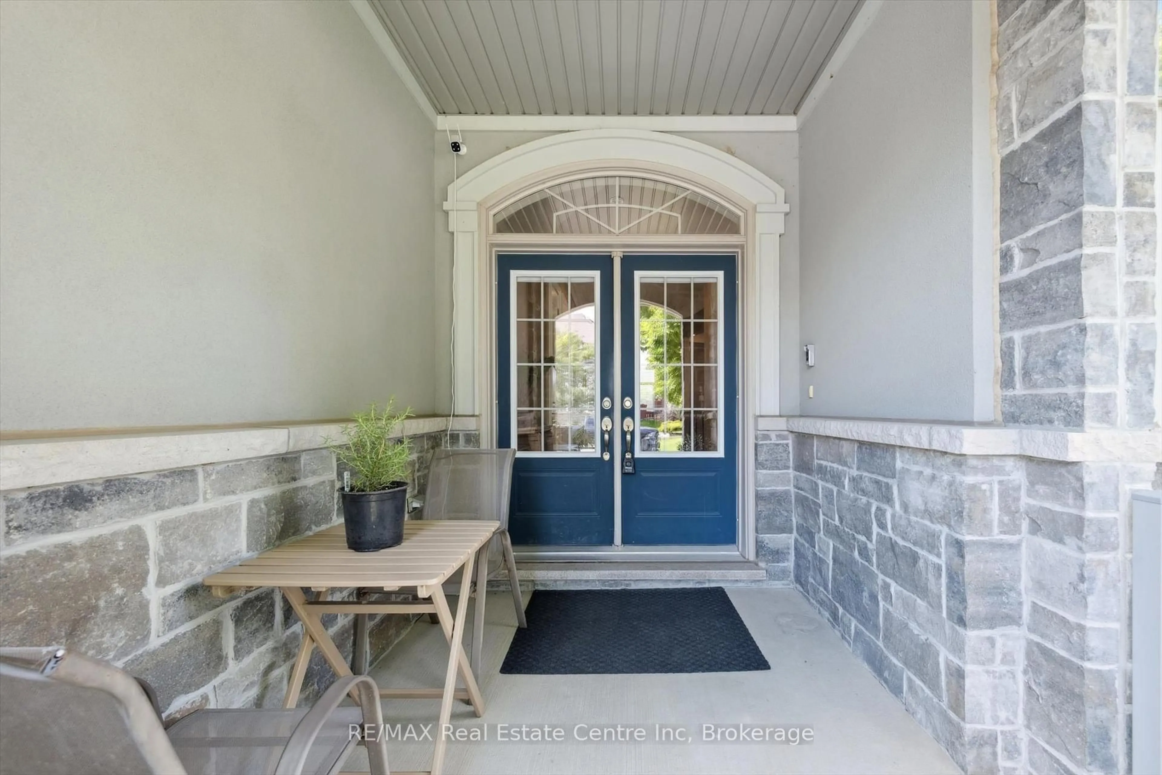 Indoor entryway for 68 Gentle Fox Dr, Caledon Ontario L7C 3S6