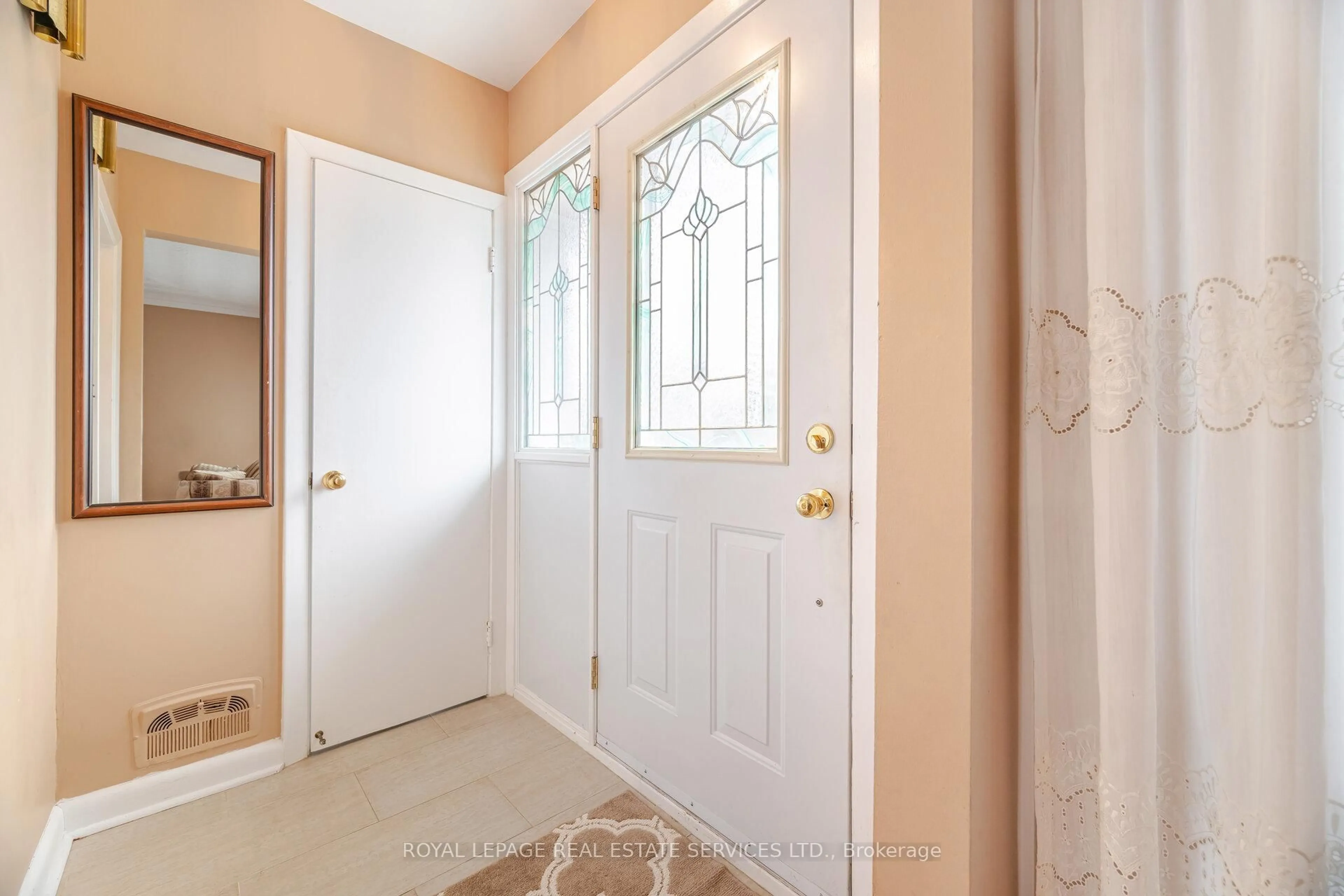 Indoor entryway for 46 Cardigan Rd, Toronto Ontario M8Z 2W2