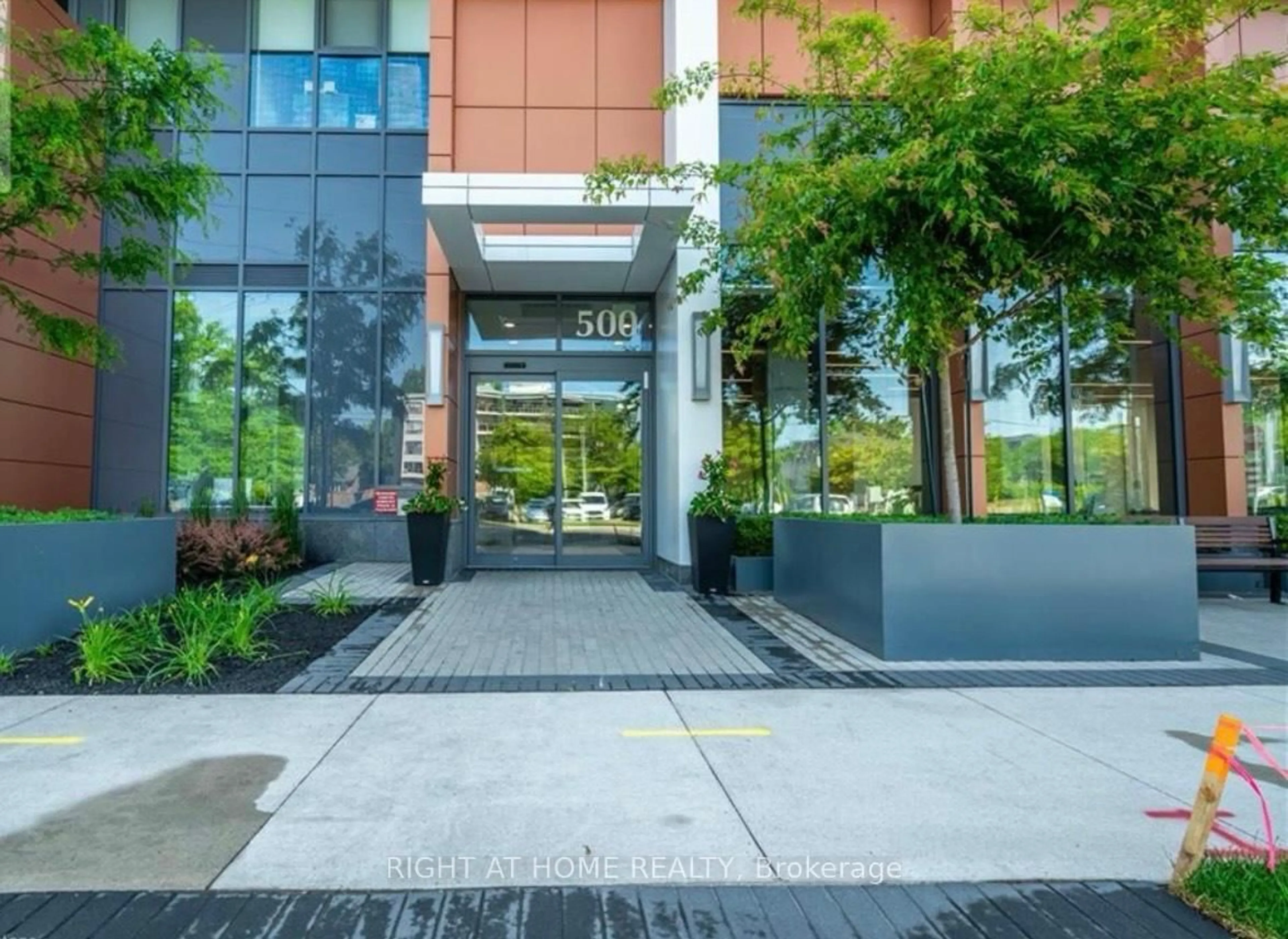 Indoor foyer for 500 Brock Ave #404, Burlington Ontario L7S 0A5