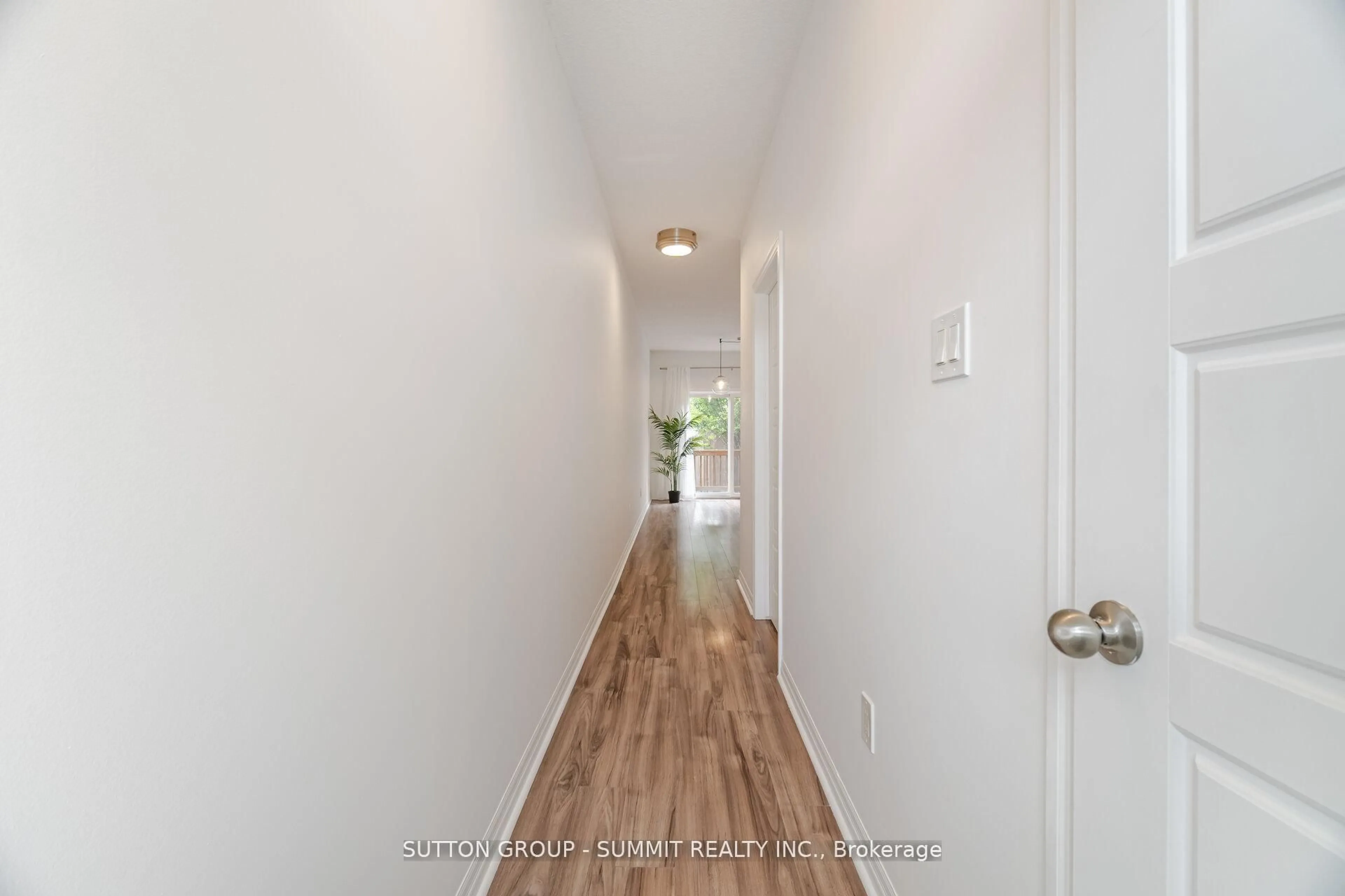 Indoor entryway for 70 Plains Rd #12, Burlington Ontario L7T 0B6