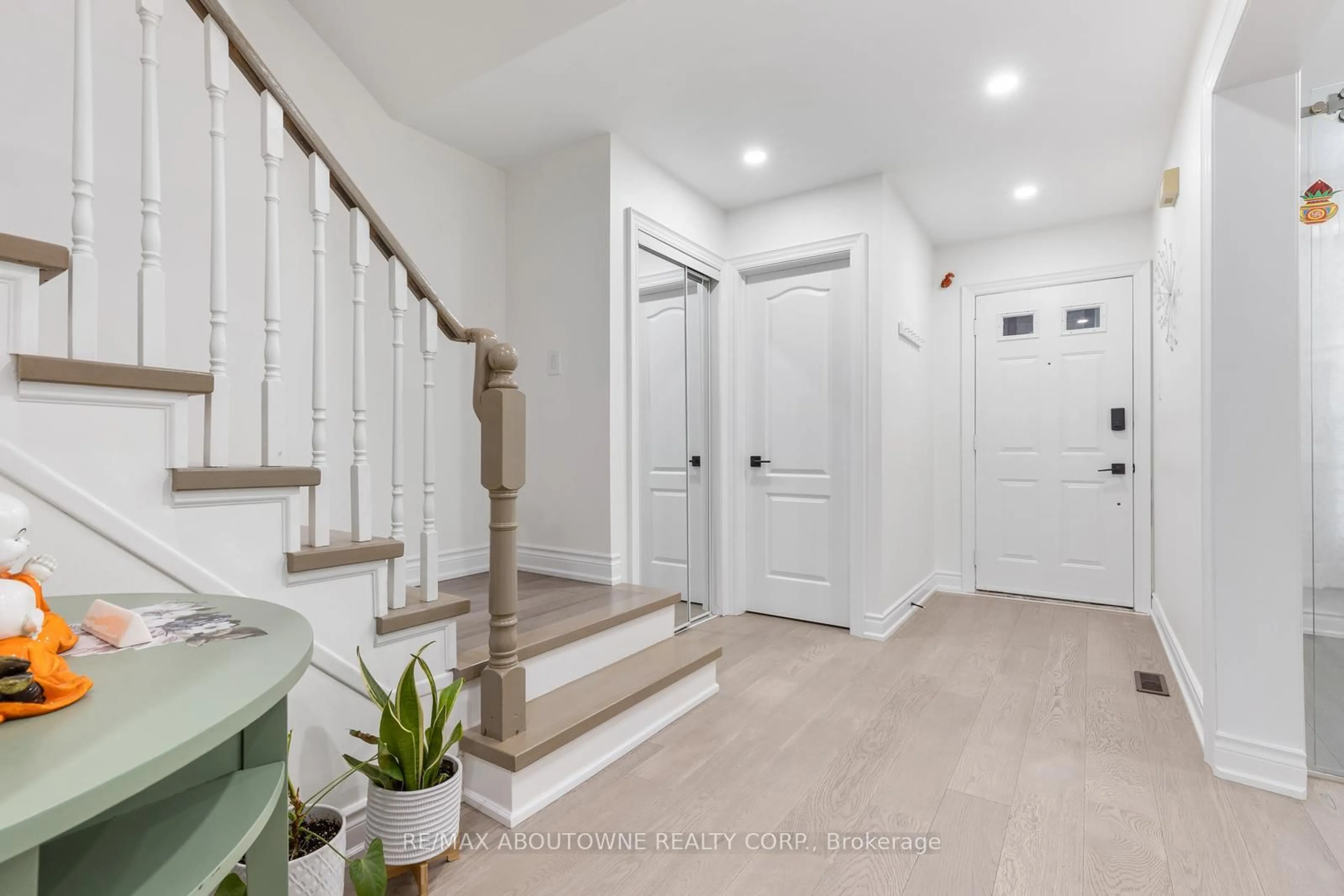Indoor entryway for 1118 Avondale Dr, Oakville Ontario L6H 5L4