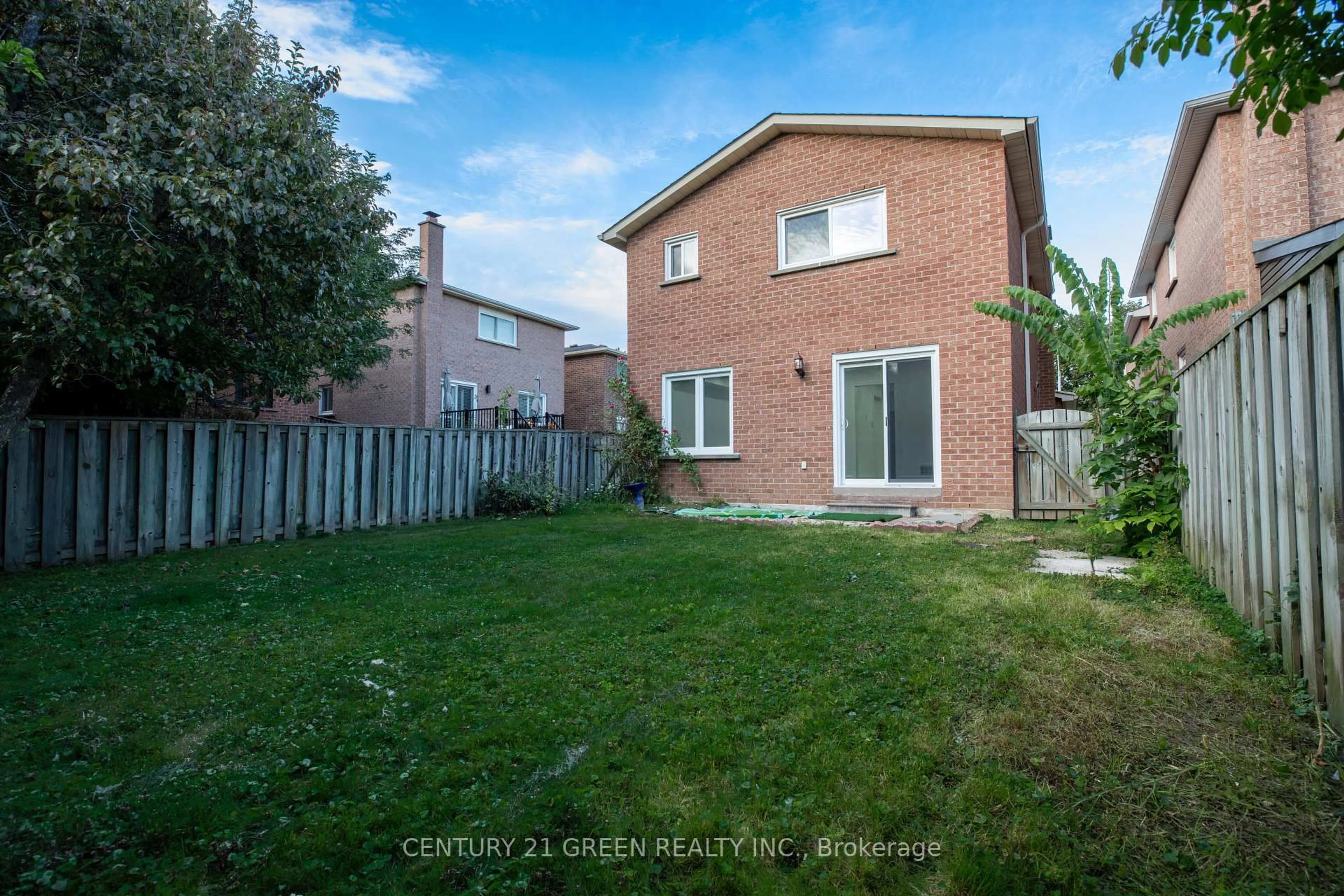 A pic from outside/outdoor area/front of a property/back of a property/a pic from drone, street for 3012 Olympus Mews, Mississauga Ontario L5N 4V4