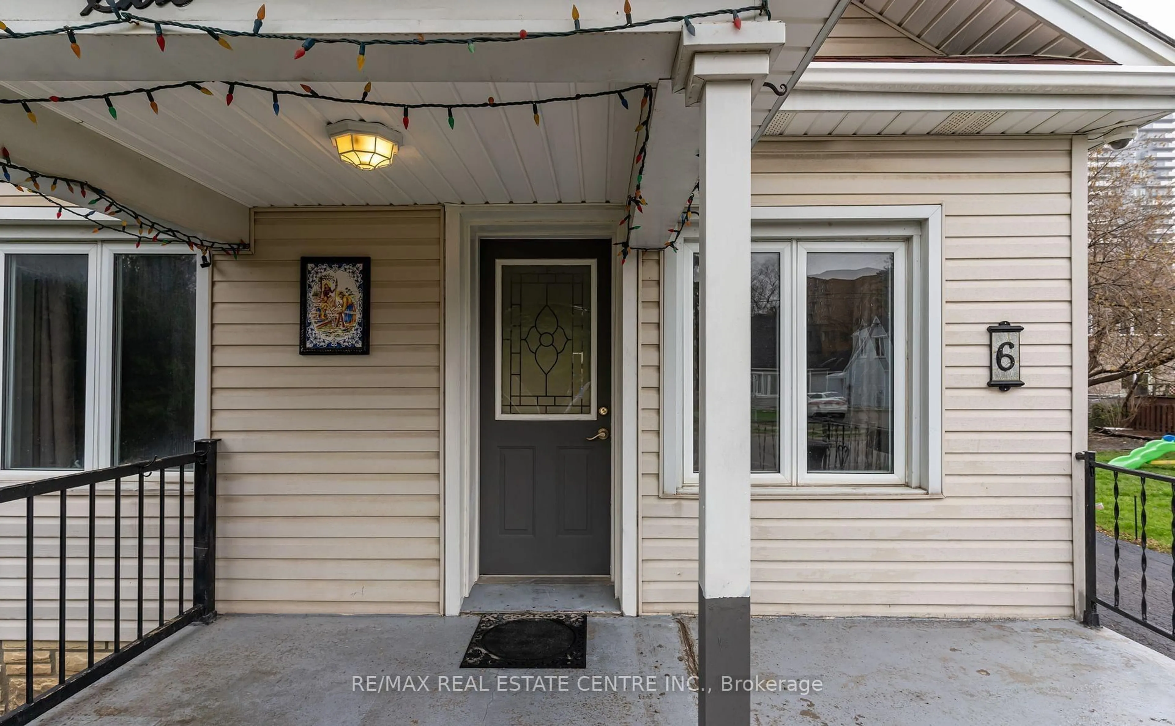 Indoor entryway for 6 Eastern Ave, Brampton Ontario L6W 1X6