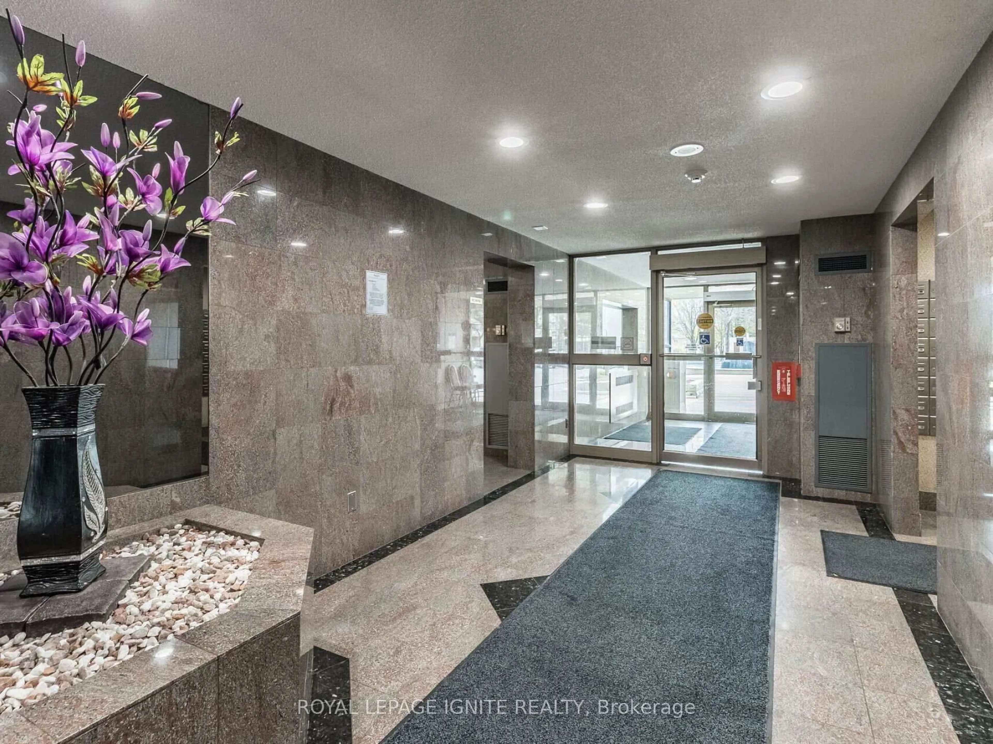 Indoor foyer for 30 Malta Ave #2108, Brampton Ontario L6Y 4S5