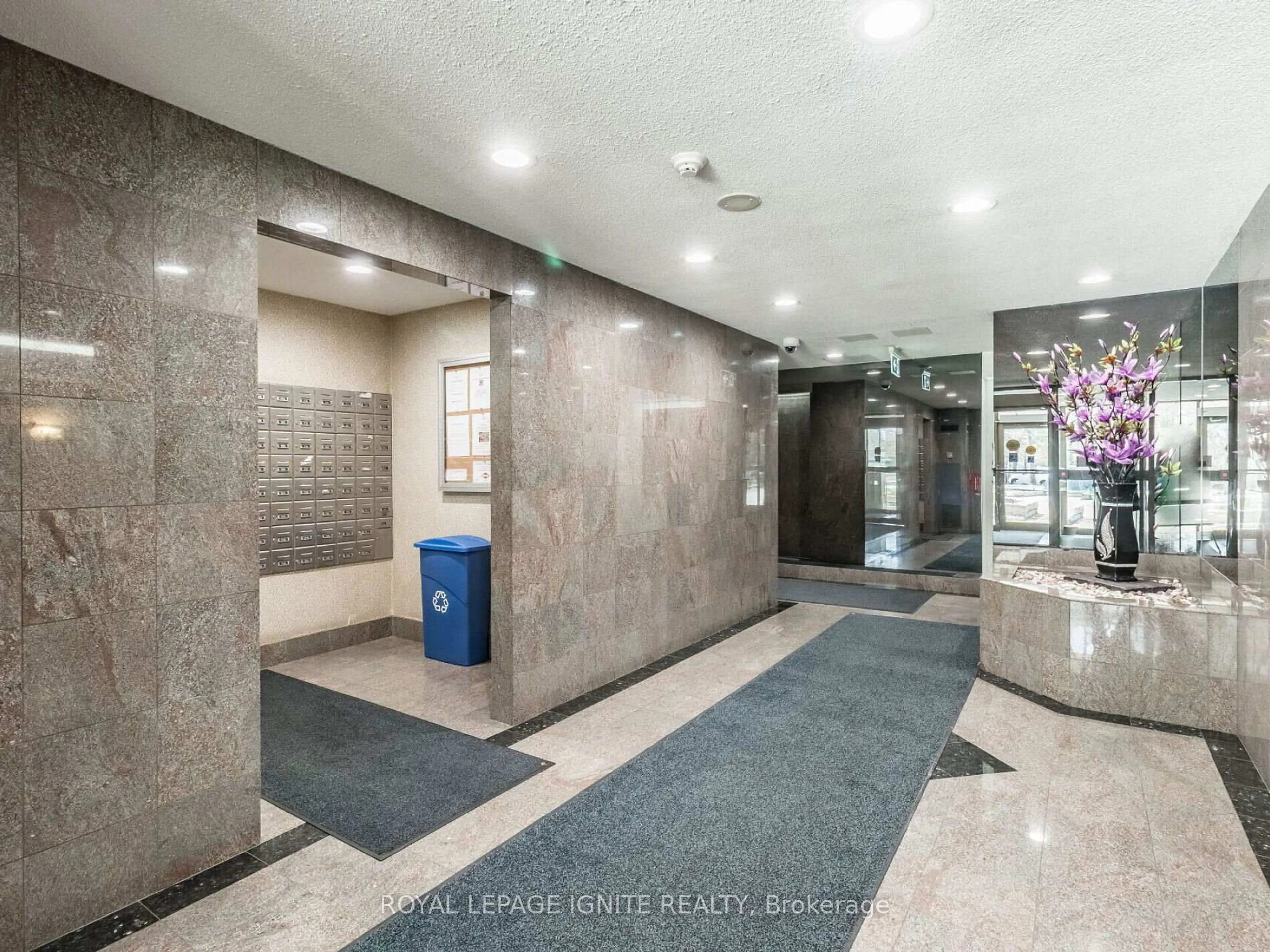 Indoor foyer for 30 Malta Ave #2108, Brampton Ontario L6Y 4S5