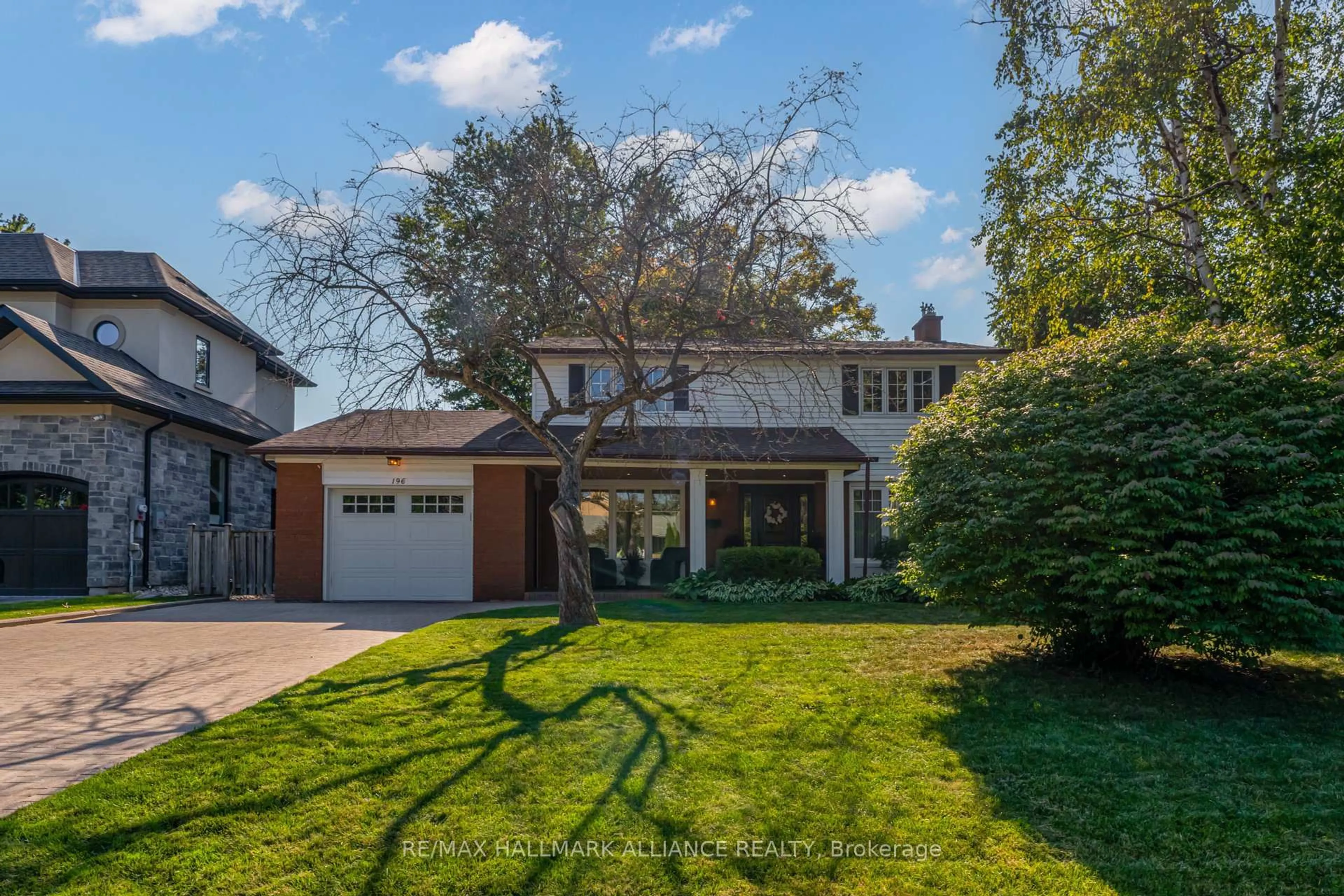 A pic from outside/outdoor area/front of a property/back of a property/a pic from drone, street for 196 Sabel St, Oakville Ontario L6L 3V4
