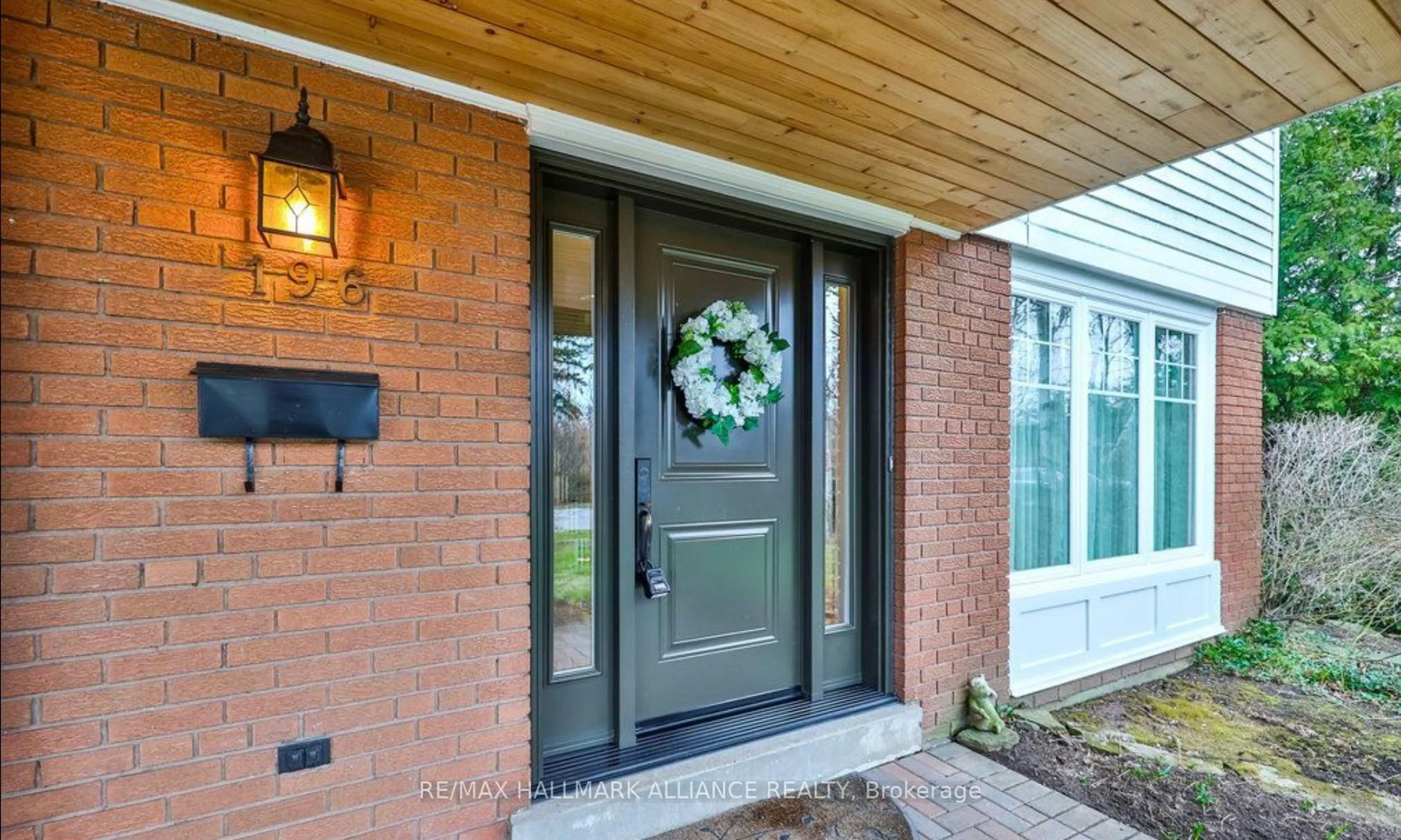 Indoor entryway for 196 Sabel St, Oakville Ontario L6L 3V4