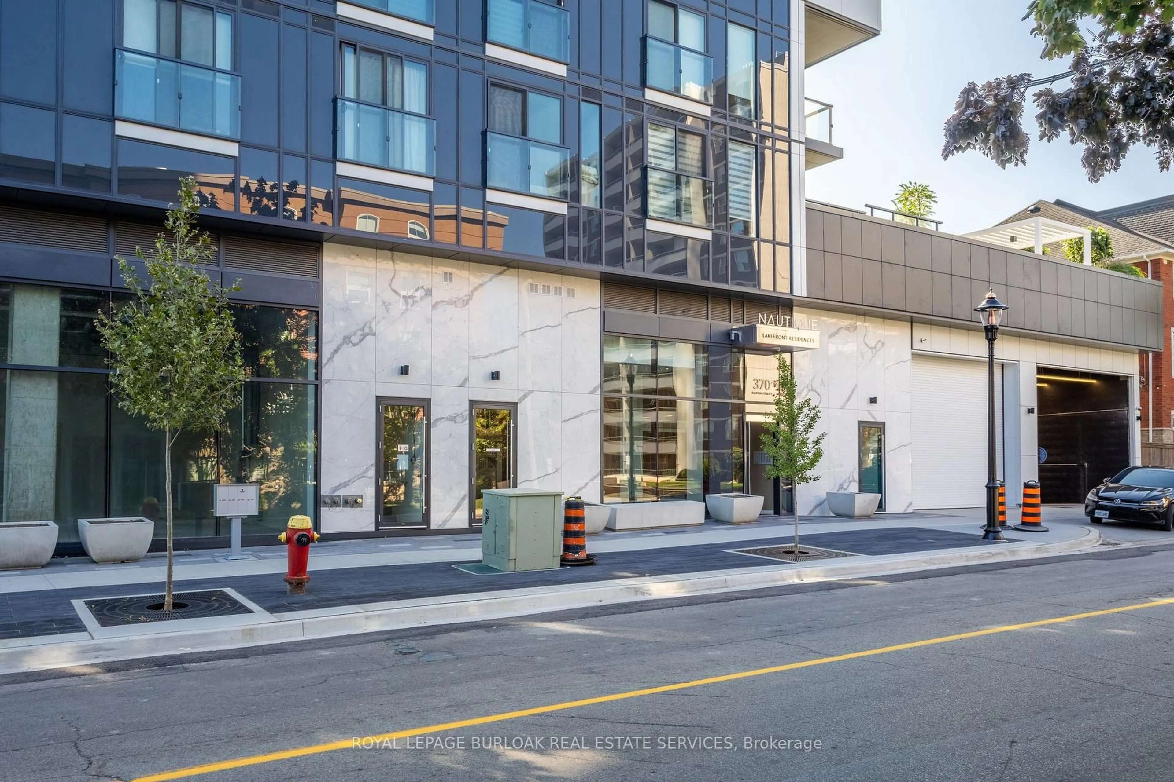 Indoor foyer for 370 Martha St #1805, Burlington Ontario L7R 0G9
