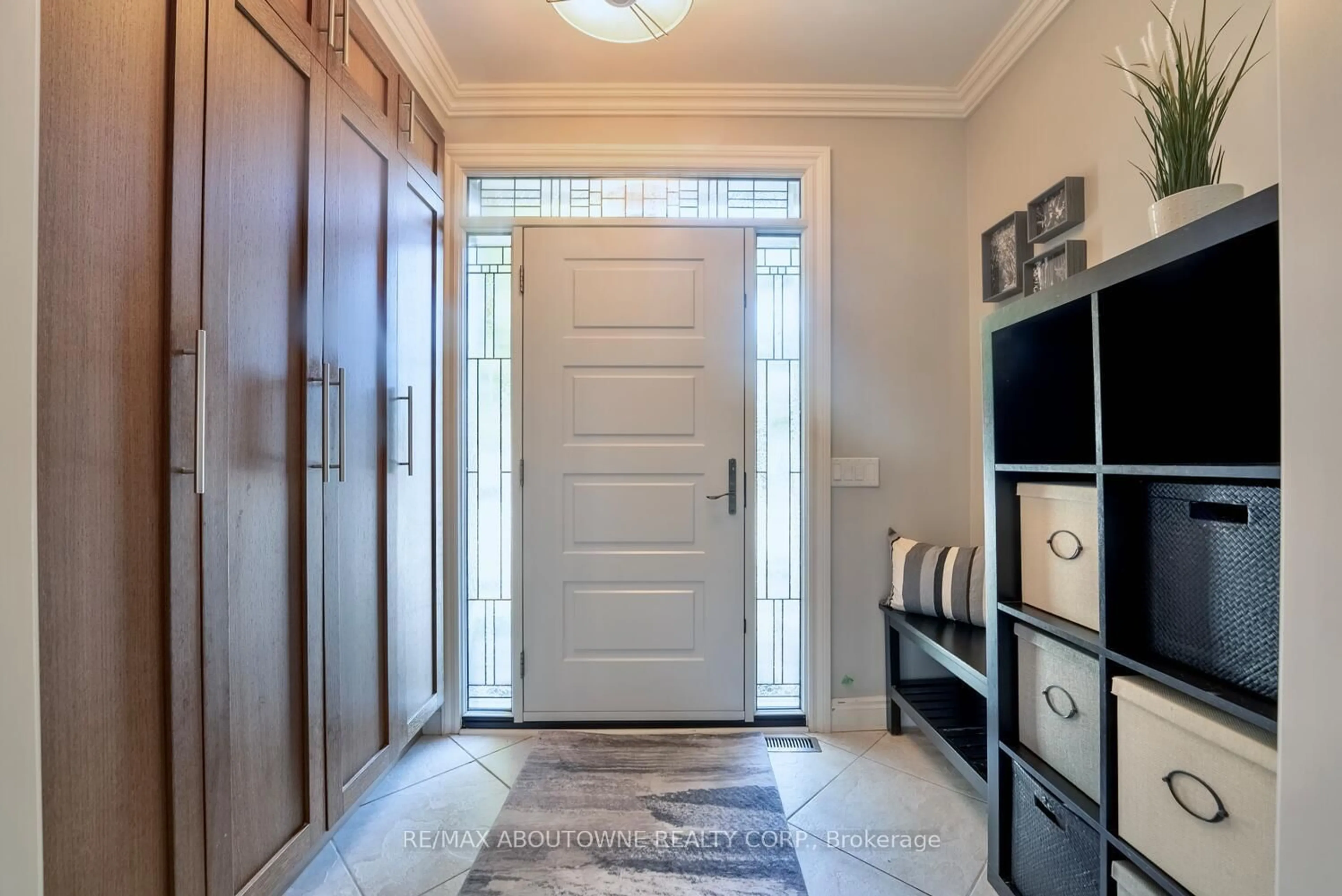 Indoor entryway for 11 Morrison Creek Cres, Oakville Ontario L6H 4C3