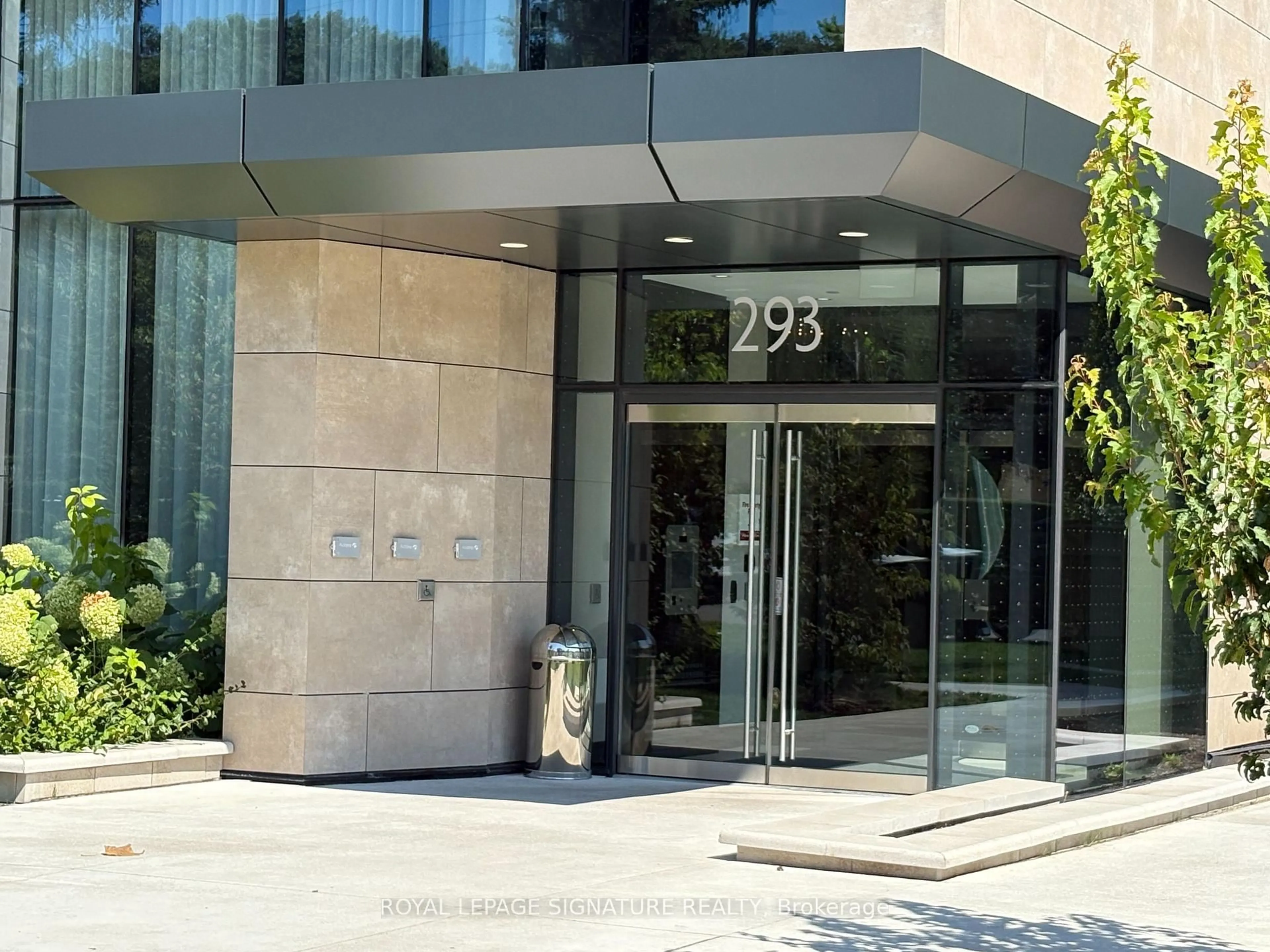 Indoor foyer for 293 The Kingsway #109, Toronto Ontario M9A 0E8