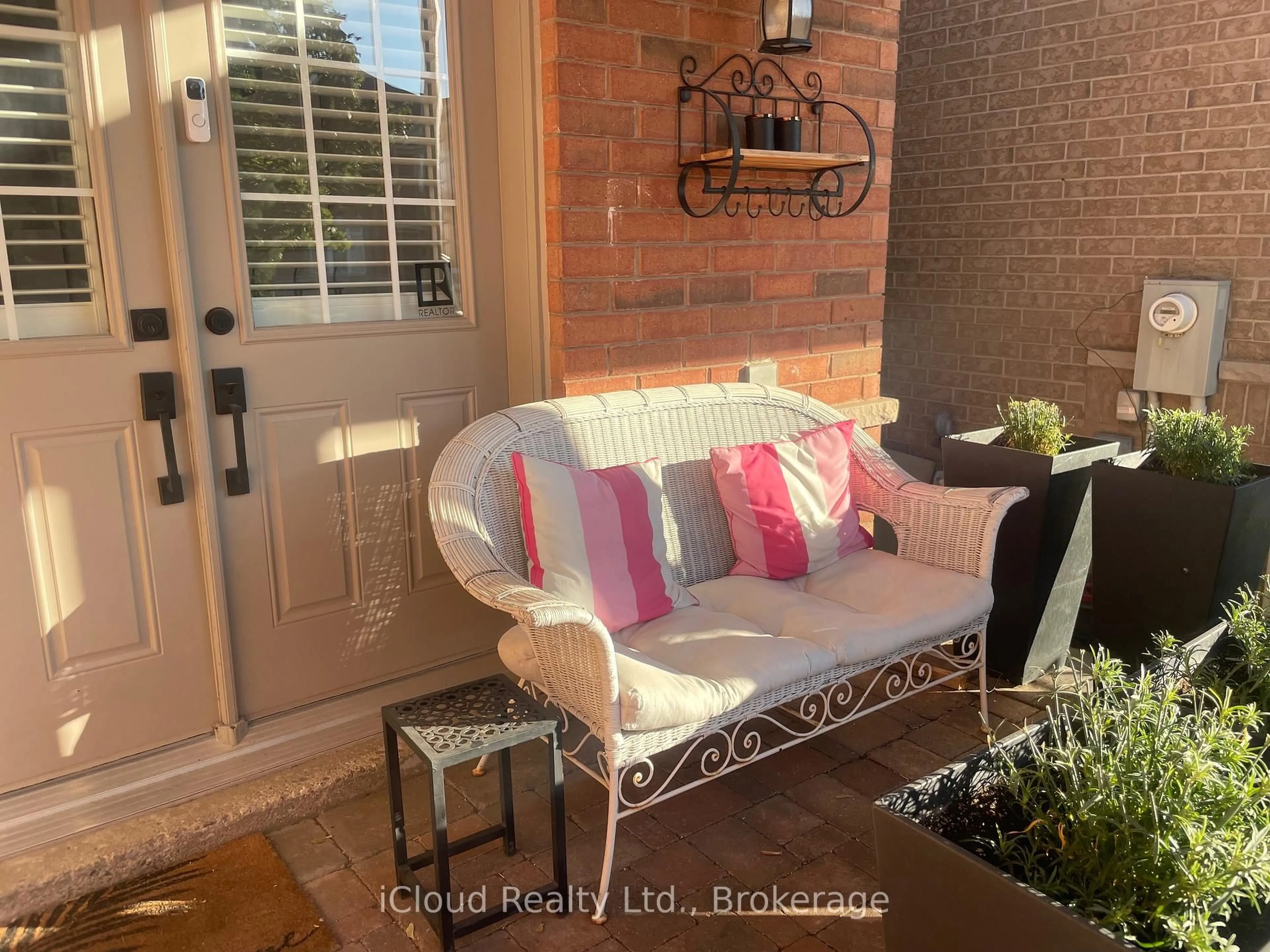 Indoor entryway for 22 Fallgate Dr, Brampton Ontario L6X 0R5