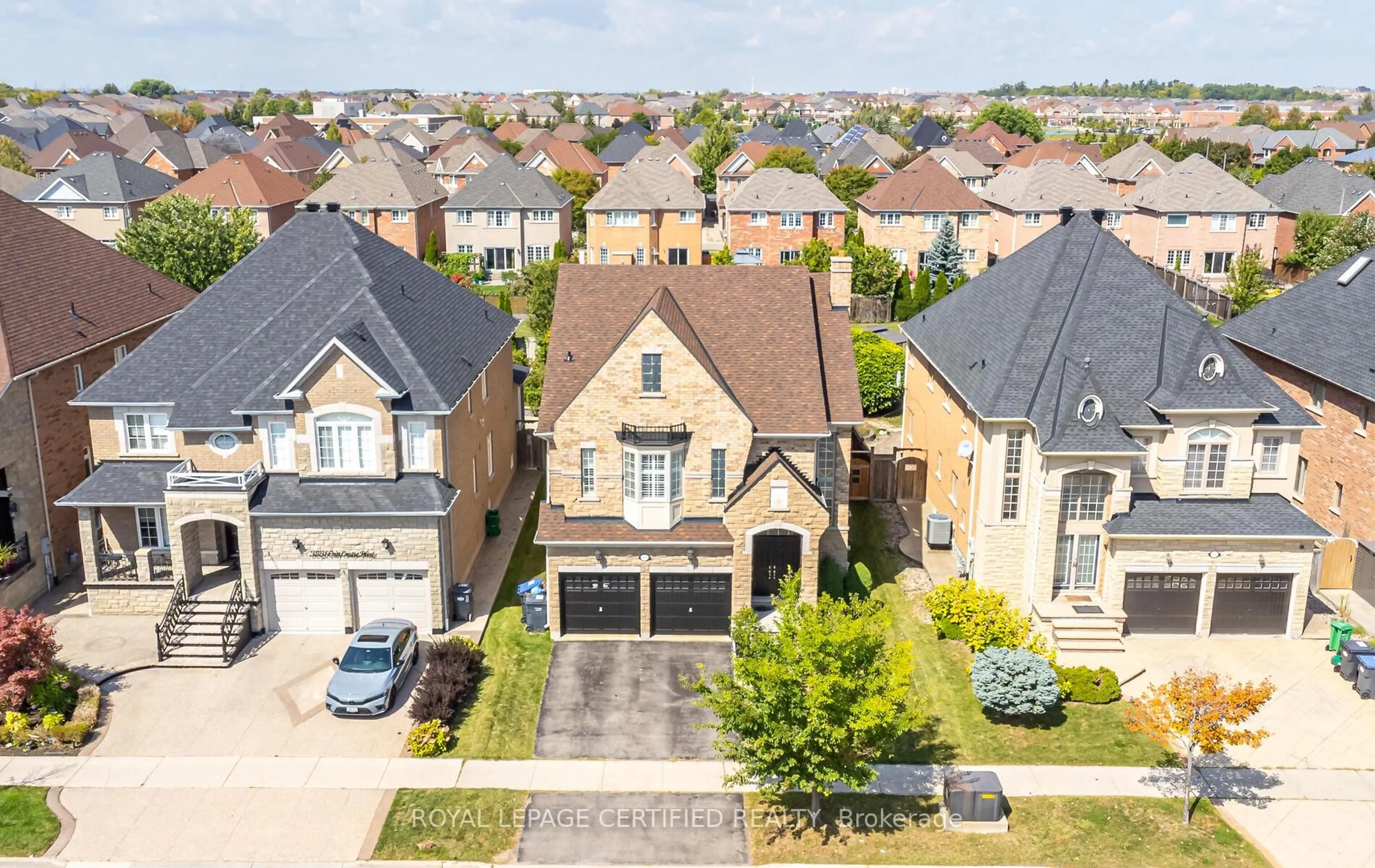 A pic from outside/outdoor area/front of a property/back of a property/a pic from drone, street for 3327 Erin Centre Blvd, Mississauga Ontario L5M 8C3