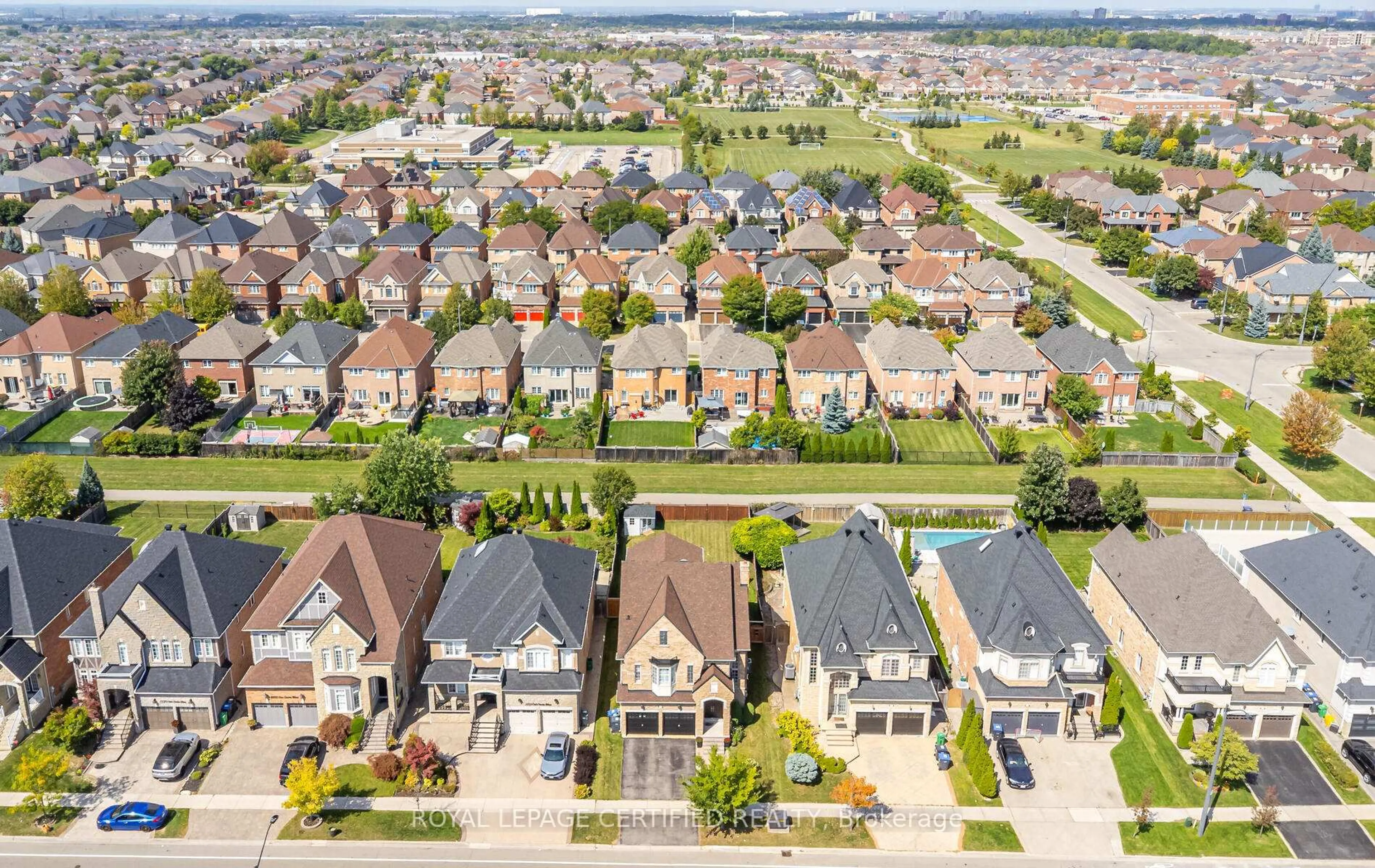 A pic from outside/outdoor area/front of a property/back of a property/a pic from drone, street for 3327 Erin Centre Blvd, Mississauga Ontario L5M 8C3
