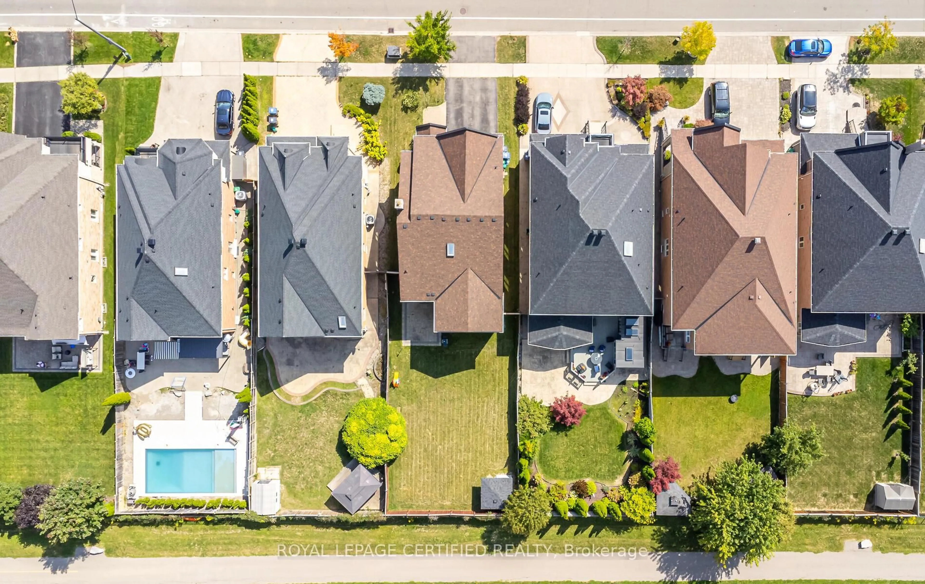 A pic from outside/outdoor area/front of a property/back of a property/a pic from drone, street for 3327 Erin Centre Blvd, Mississauga Ontario L5M 8C3