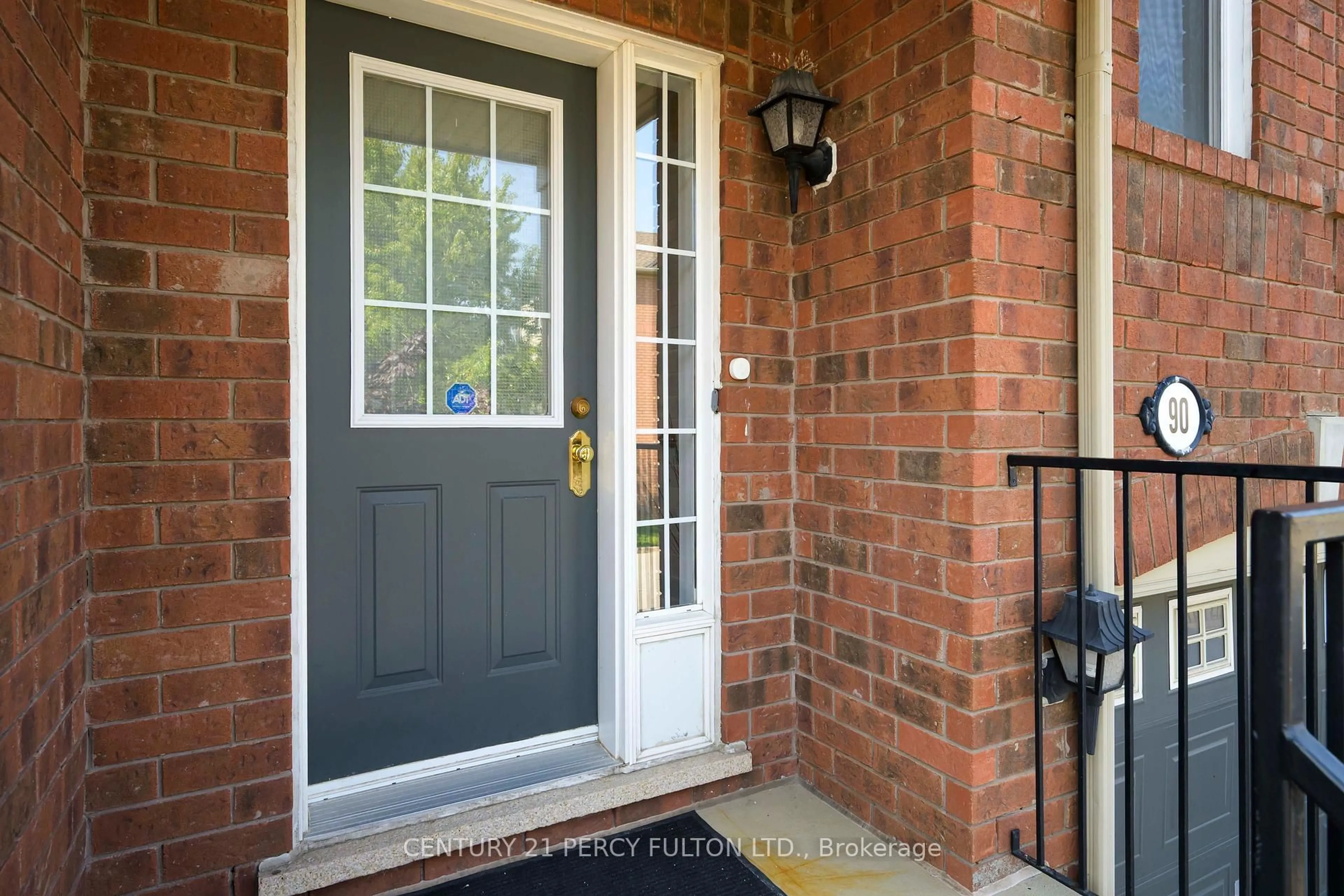 Indoor entryway for 5980 Whitehorn Ave #90, Mississauga Ontario L5Y 2Y4