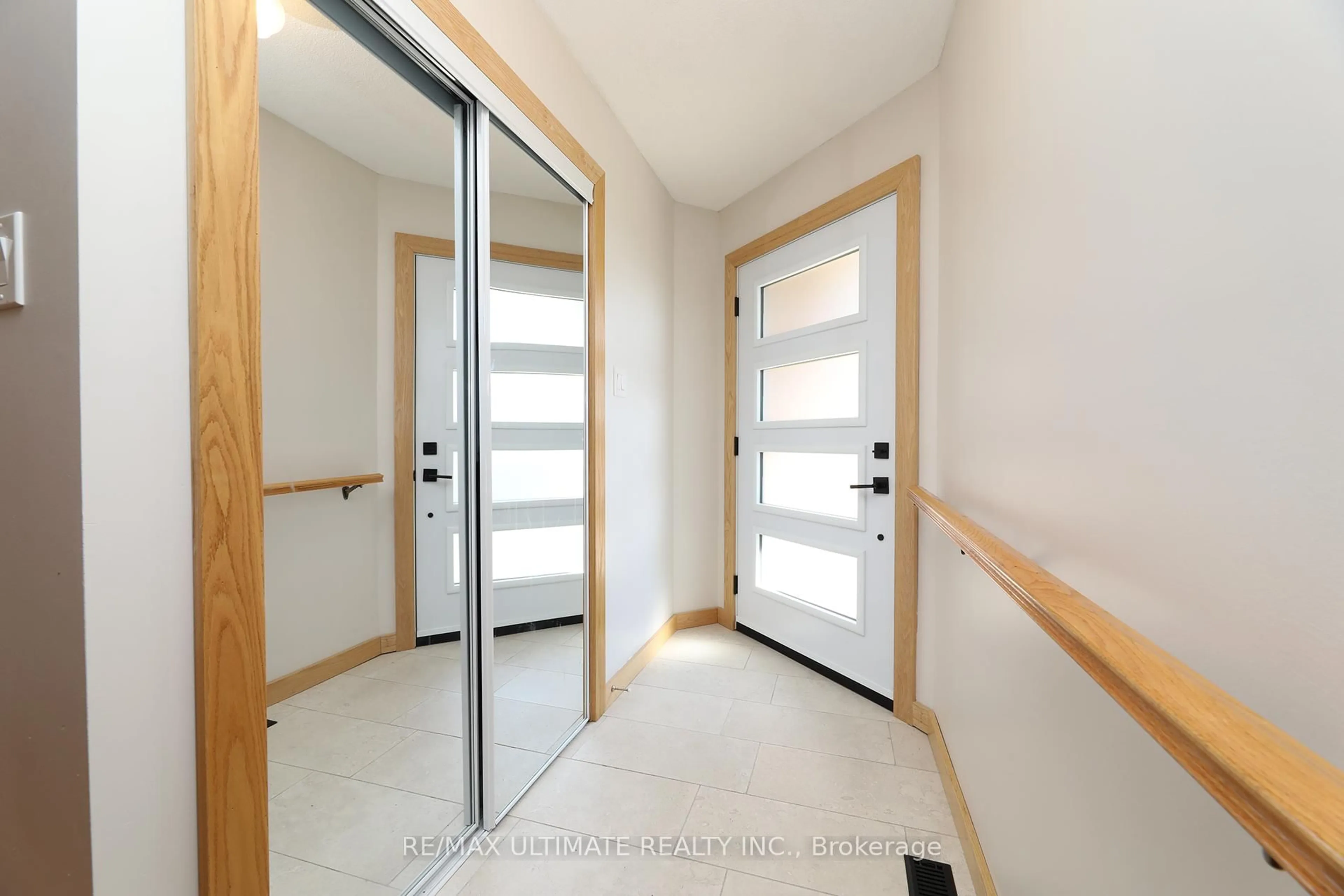 Indoor entryway for 1169 Ewing Cres, Mississauga Ontario L5V 1C1