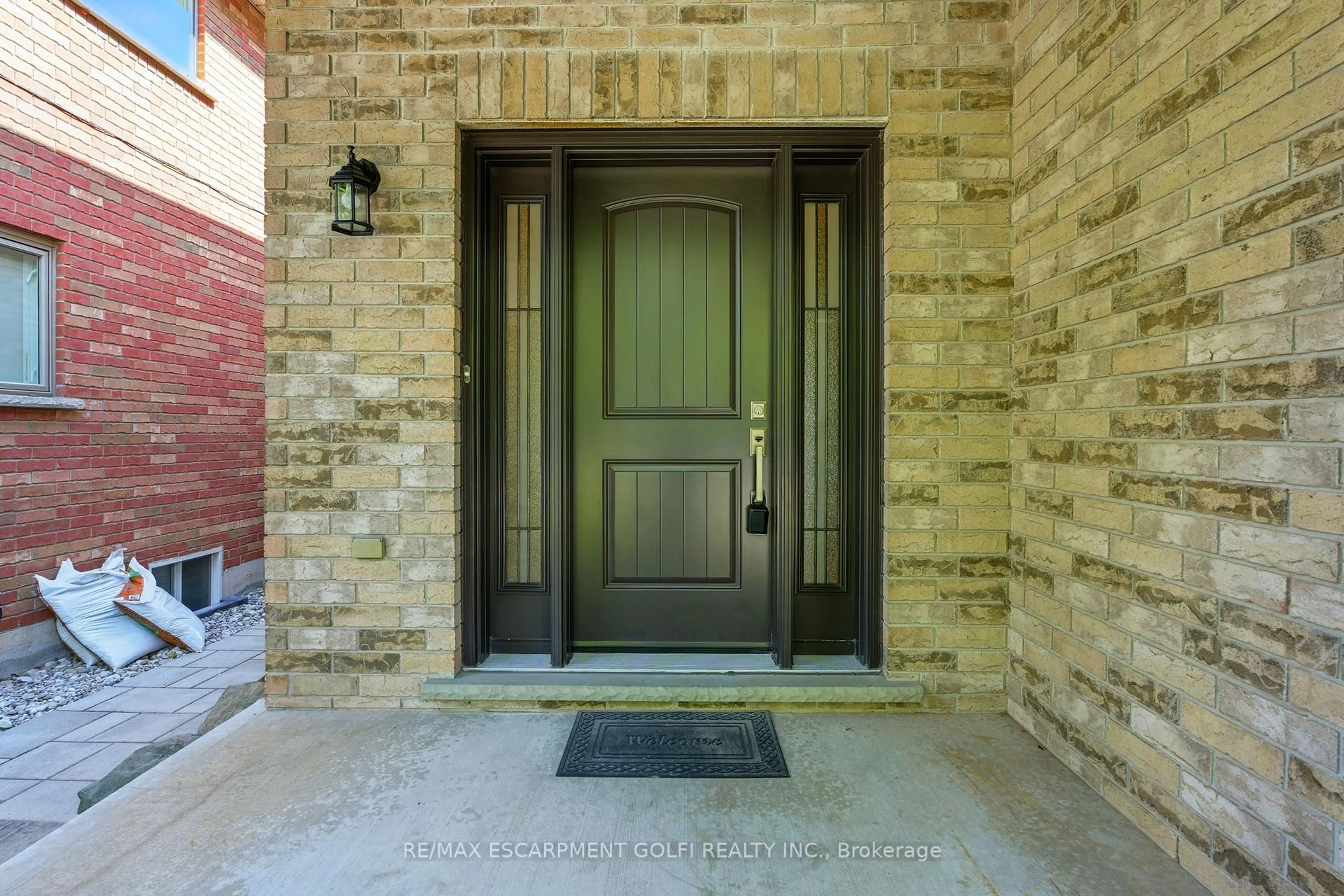 Indoor entryway for 516 Sandcherry Dr, Burlington Ontario L7T 4L5