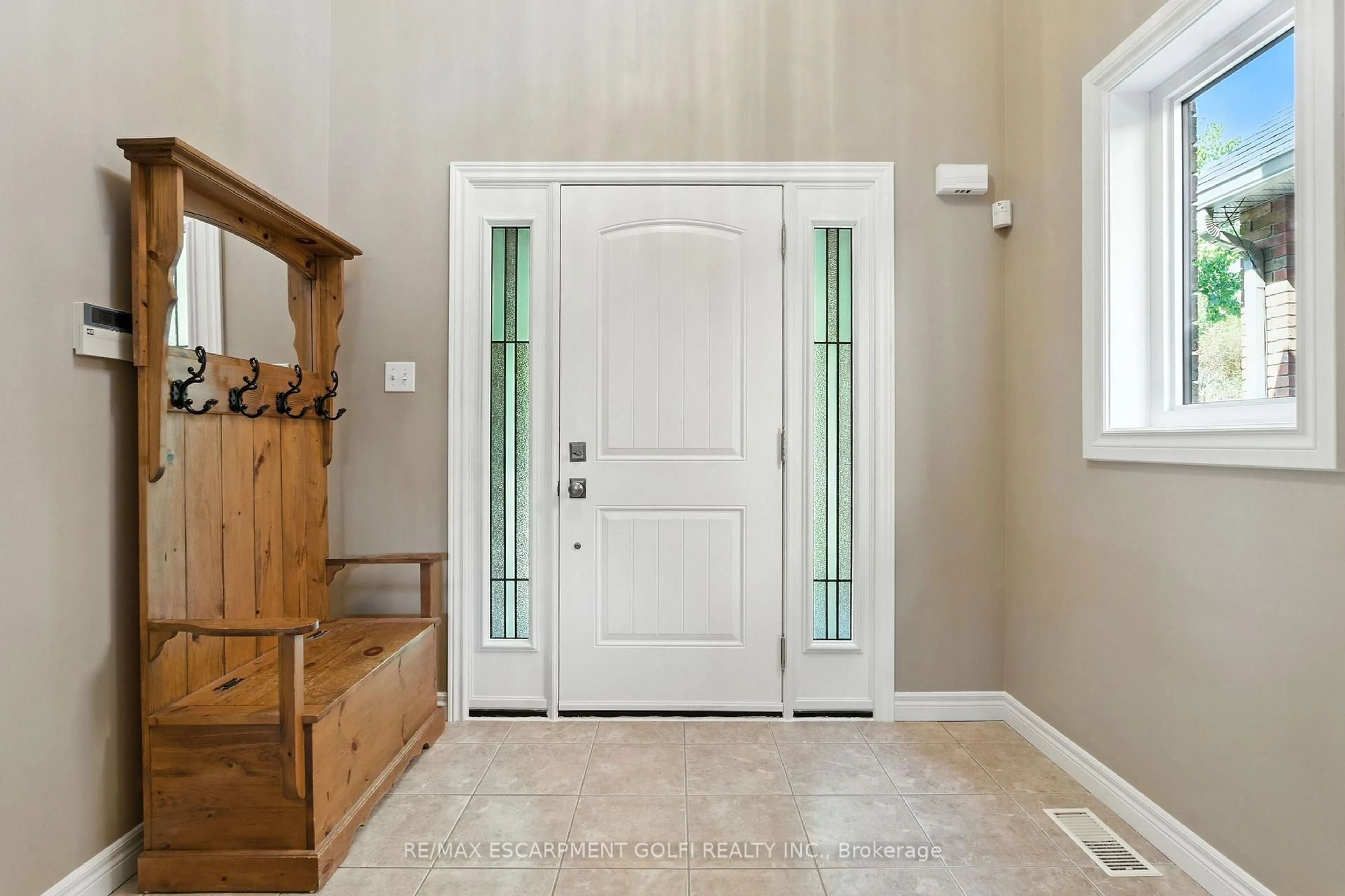 Indoor entryway for 516 Sandcherry Dr, Burlington Ontario L7T 4L5