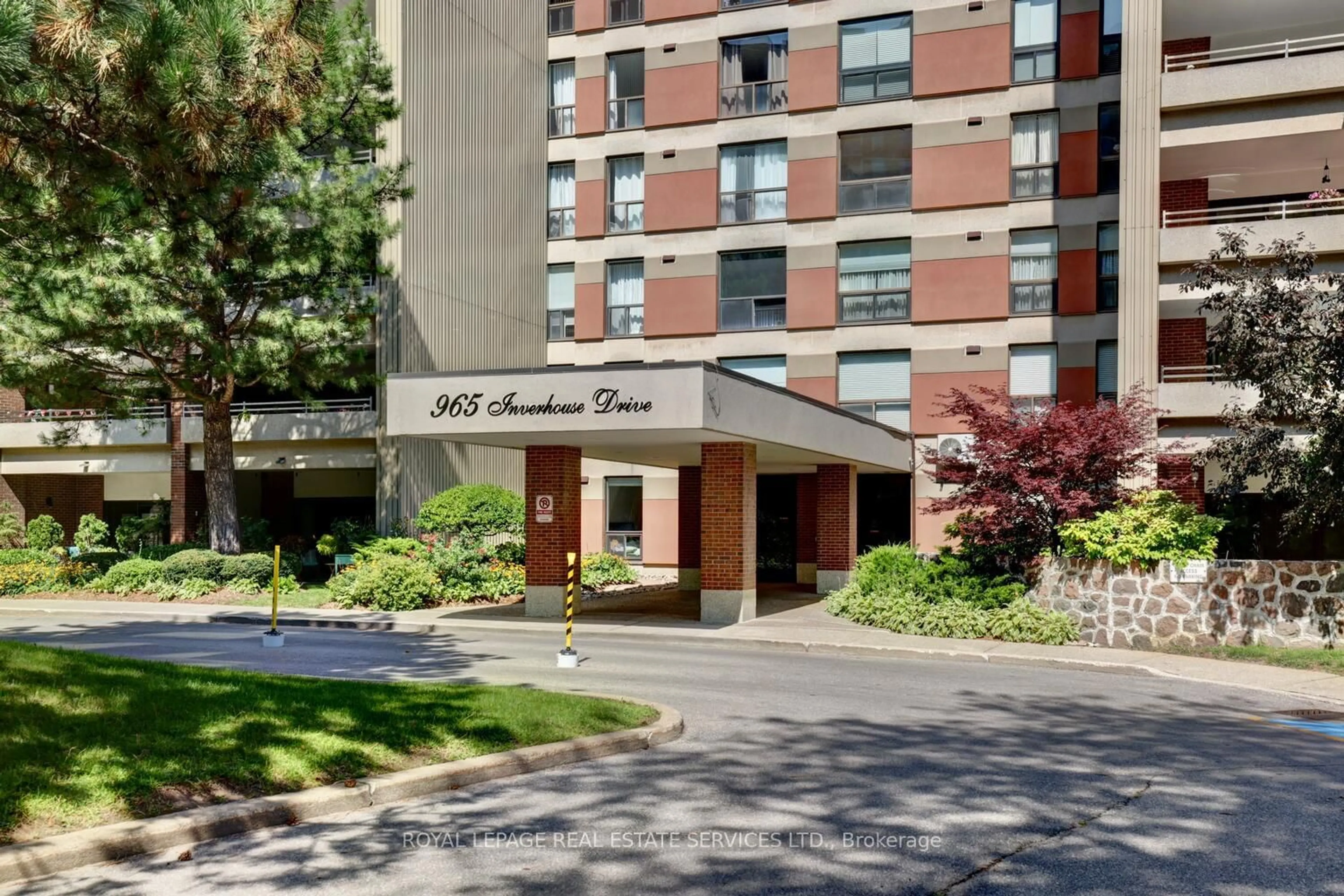 Indoor foyer for 965 Inverhouse Dr #506, Mississauga Ontario L5J 4B4
