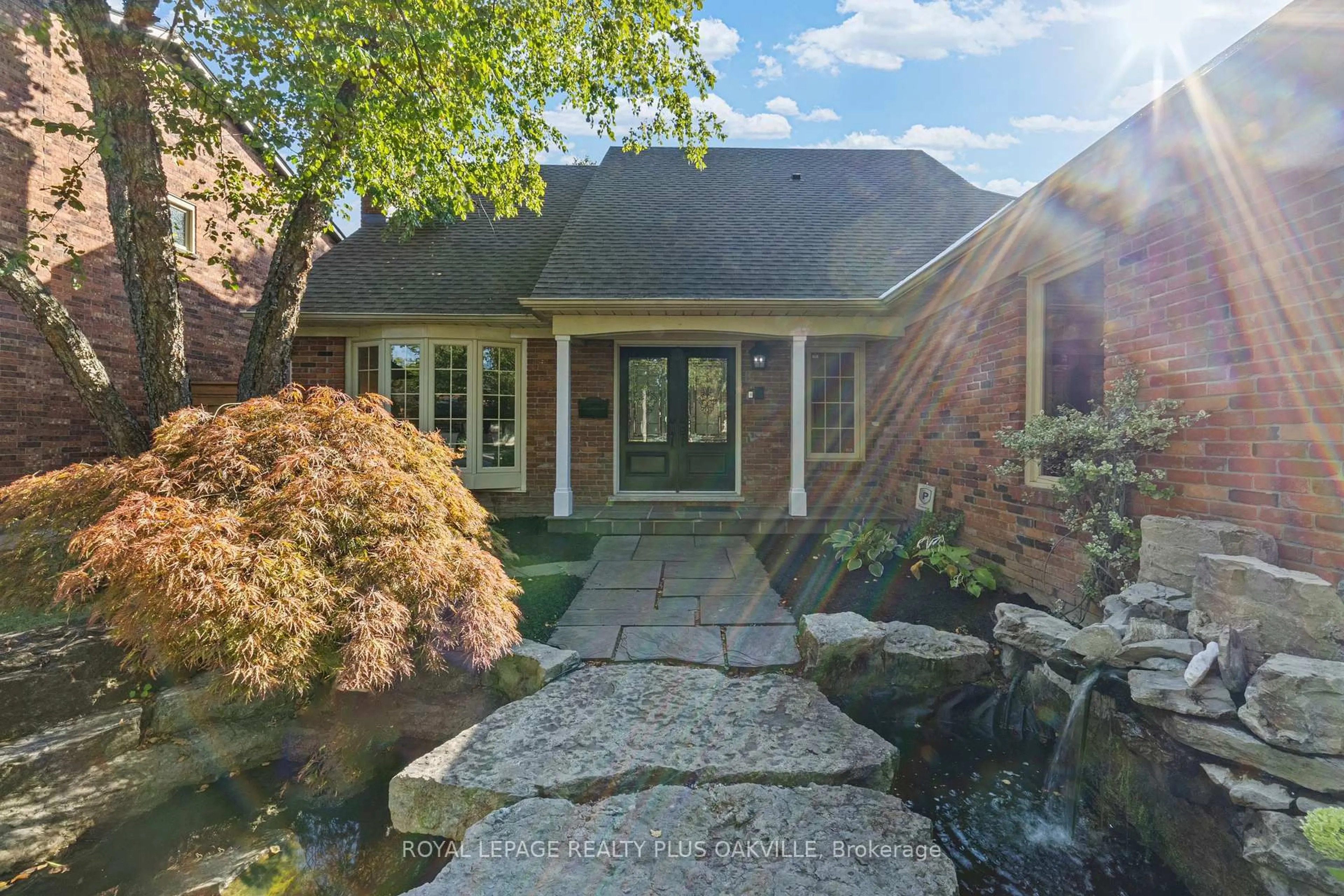A pic from outside/outdoor area/front of a property/back of a property/a pic from drone, unknown for 1368 Monks Passage, Oakville Ontario L6M 1J5