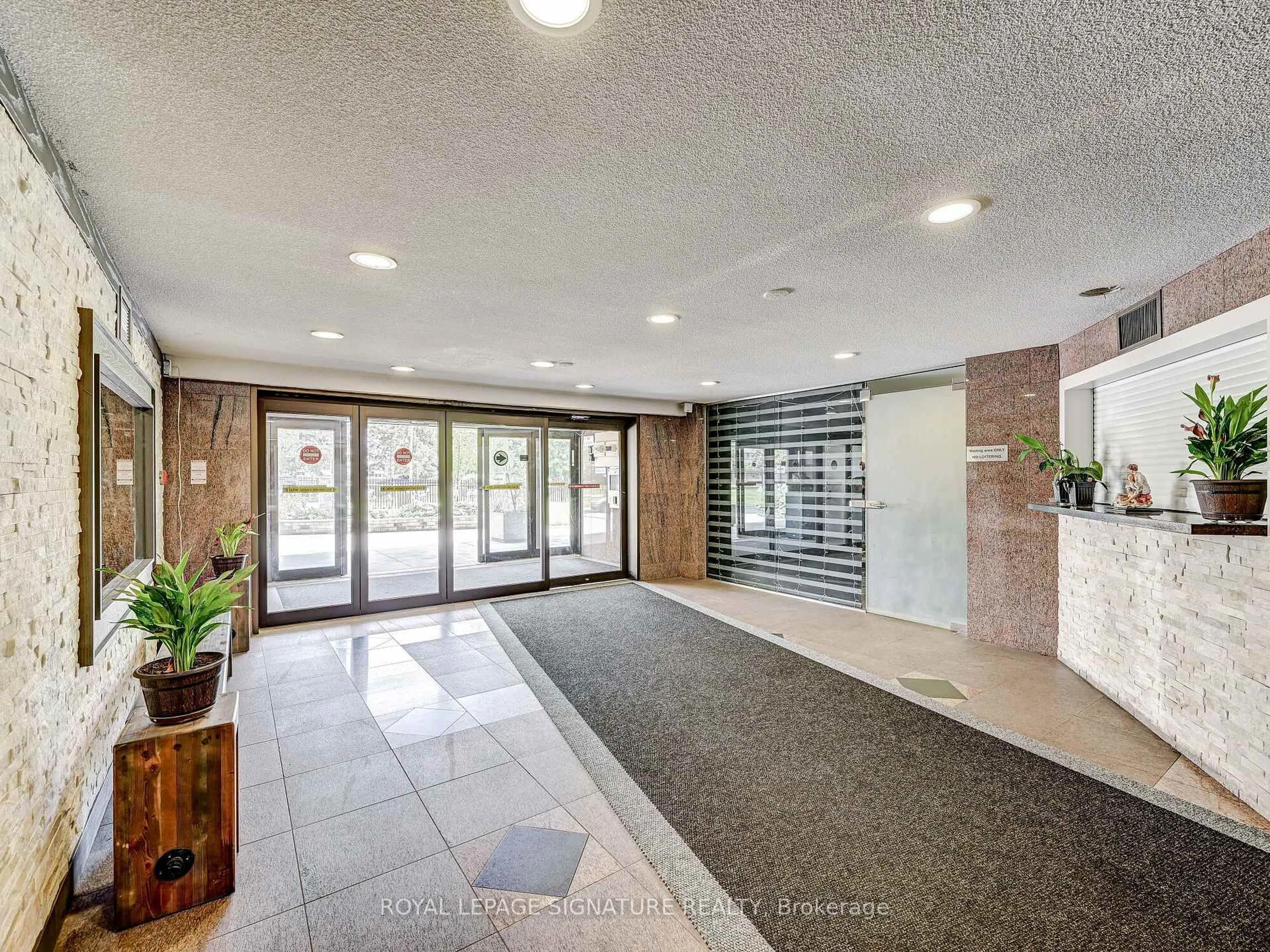 Indoor foyer for 4 Lisa St #1411, Brampton Ontario L6T 4B6
