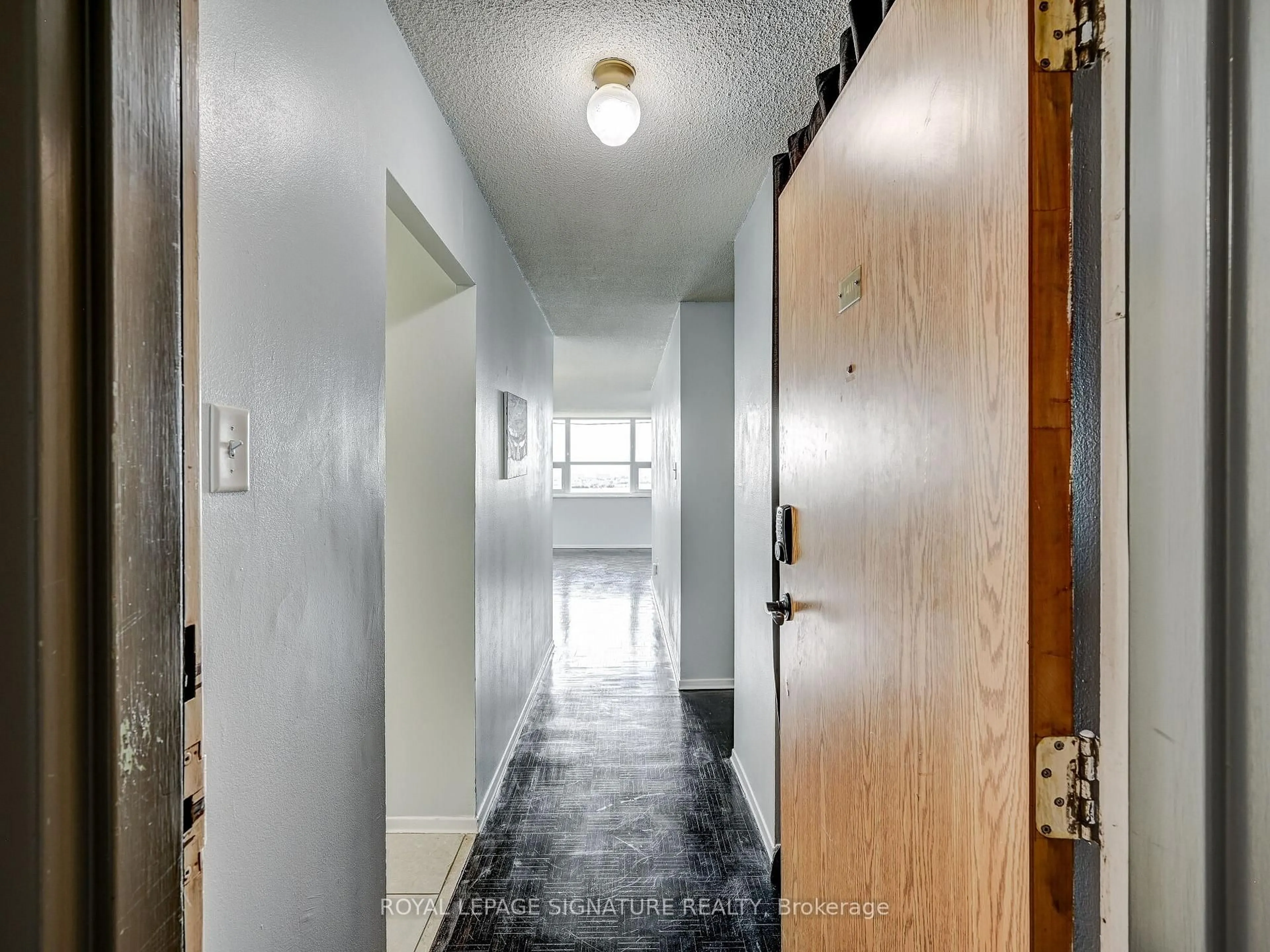 Indoor entryway for 4 Lisa St #1411, Brampton Ontario L6T 4B6