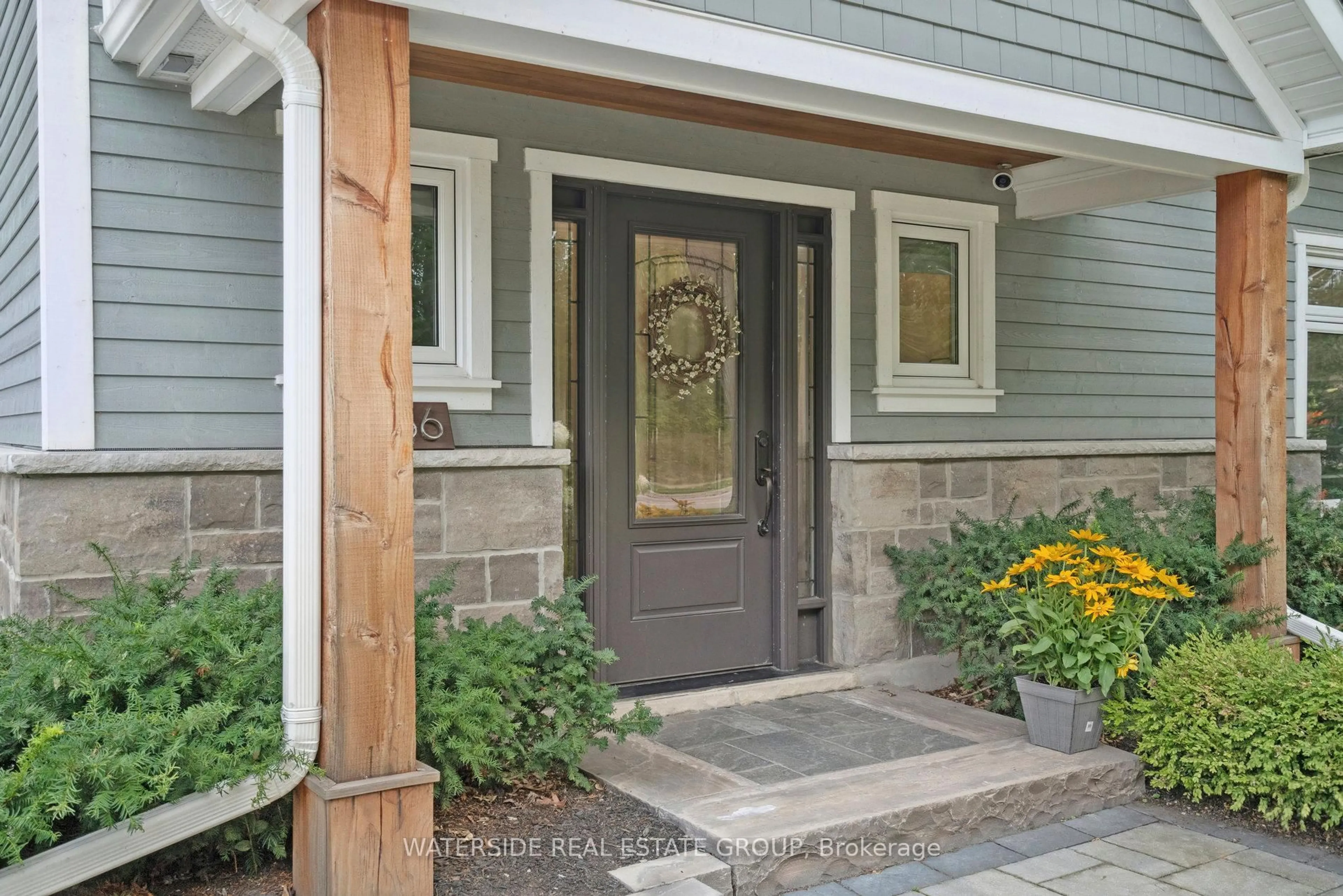 Indoor entryway for 2236 Mount Forest Dr, Burlington Ontario L7P 1J1