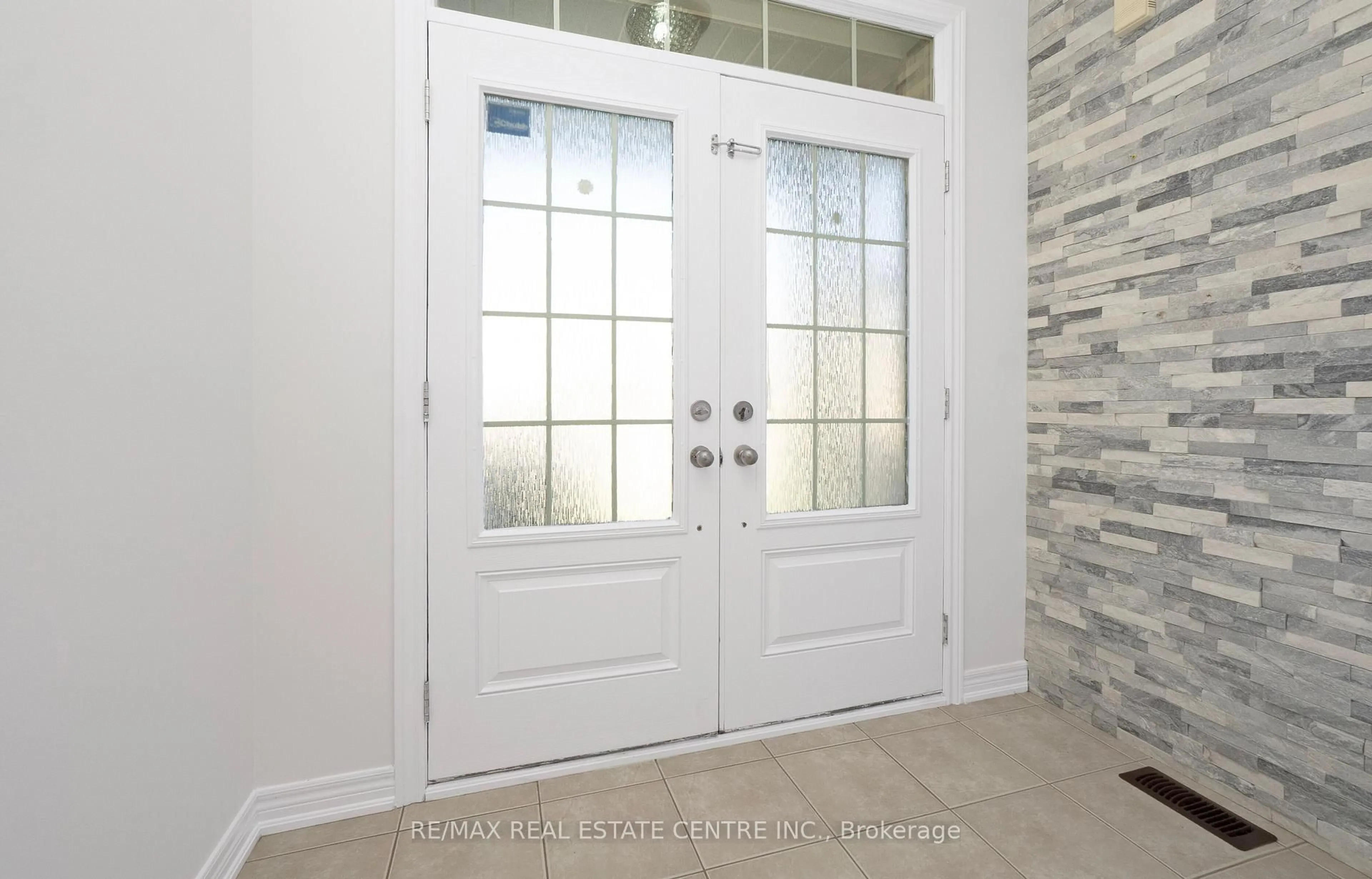 Indoor entryway for 51 Ebury Dr, Brampton Ontario L6X 5M7