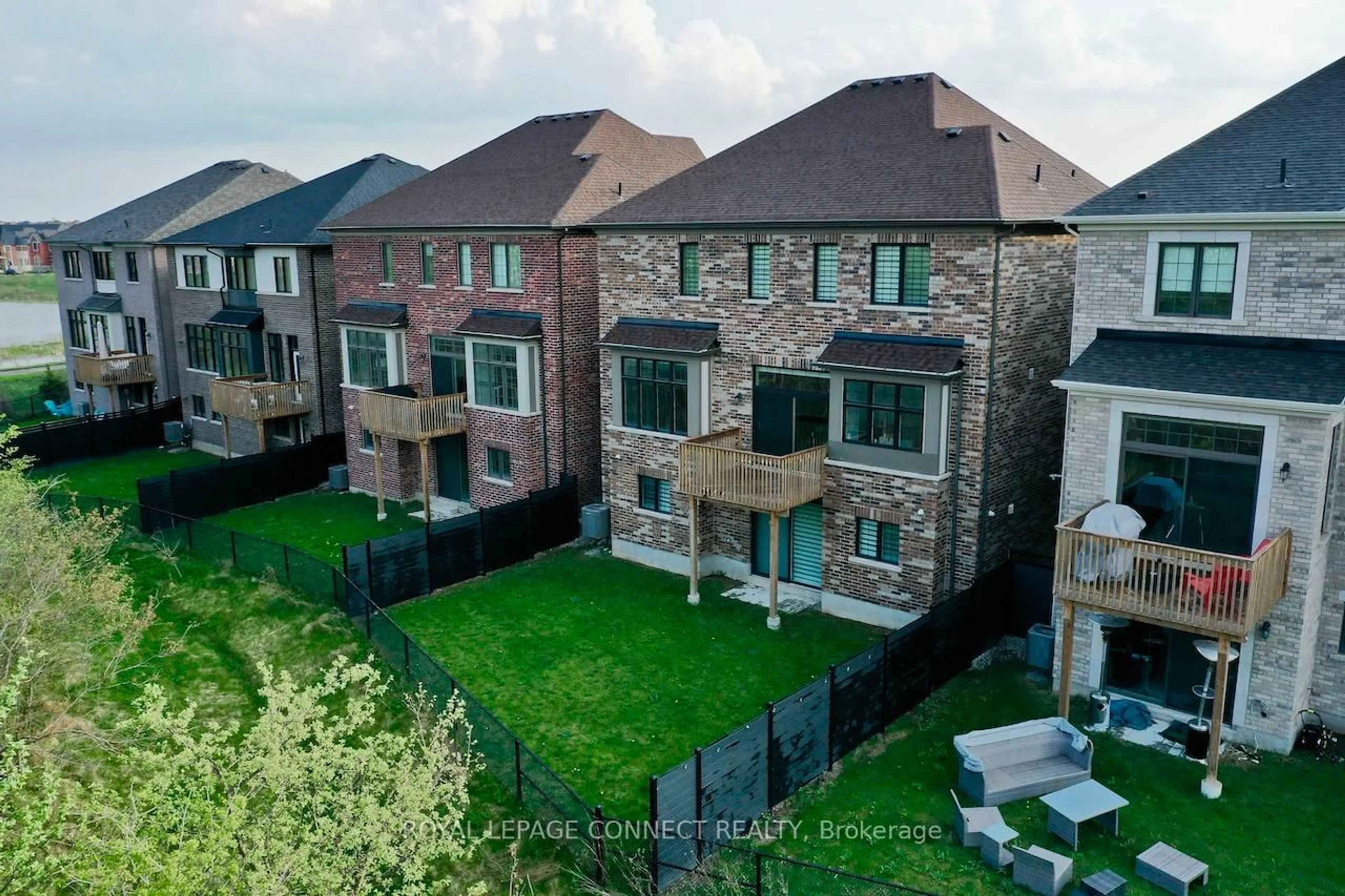 A pic from outside/outdoor area/front of a property/back of a property/a pic from drone, unknown for 1428 Ford Strathy Cres, Oakville Ontario L6H 3W8