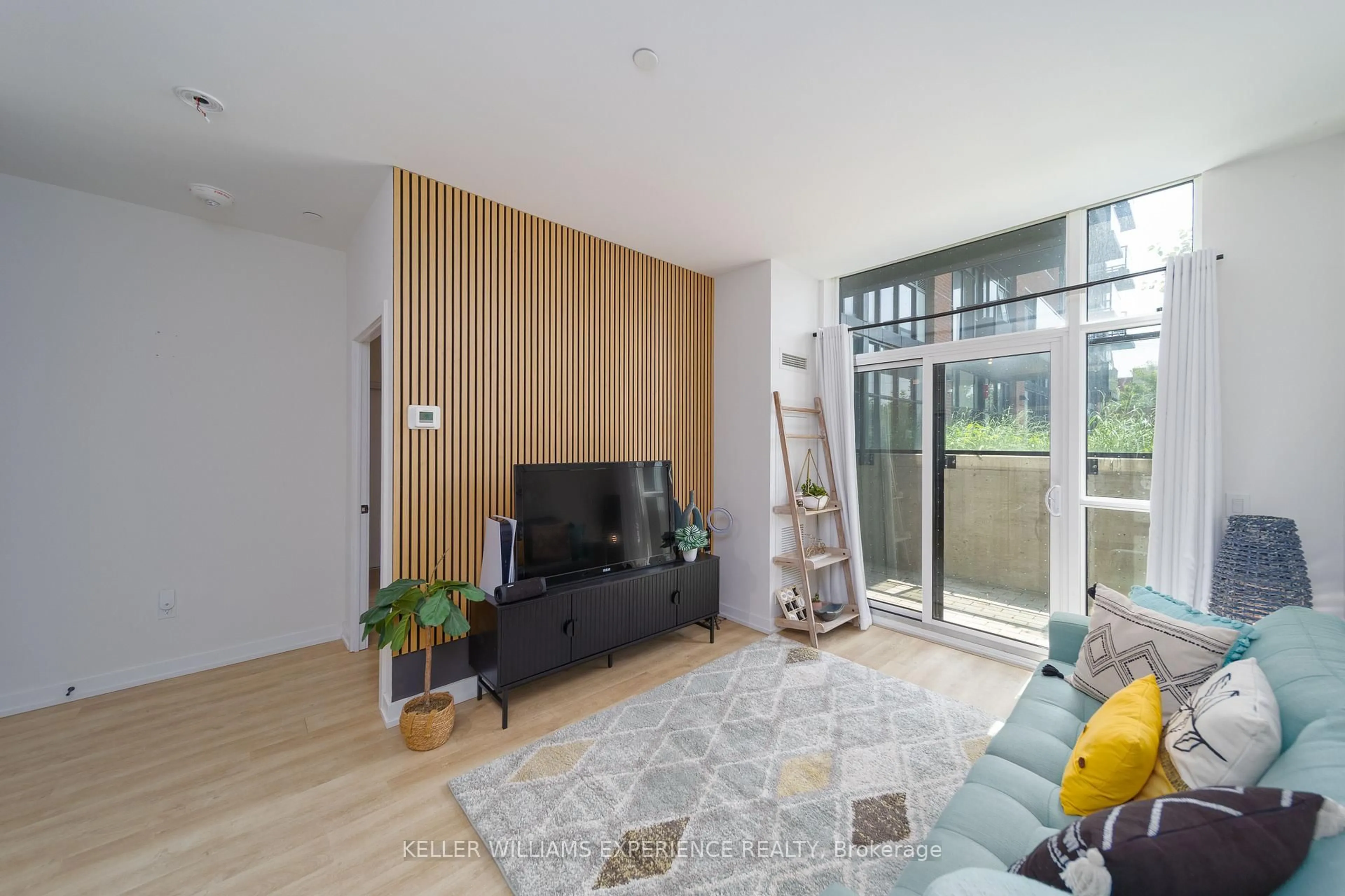 Unknown for 2300 St Clair Ave #118, Toronto Ontario M6N 0B3