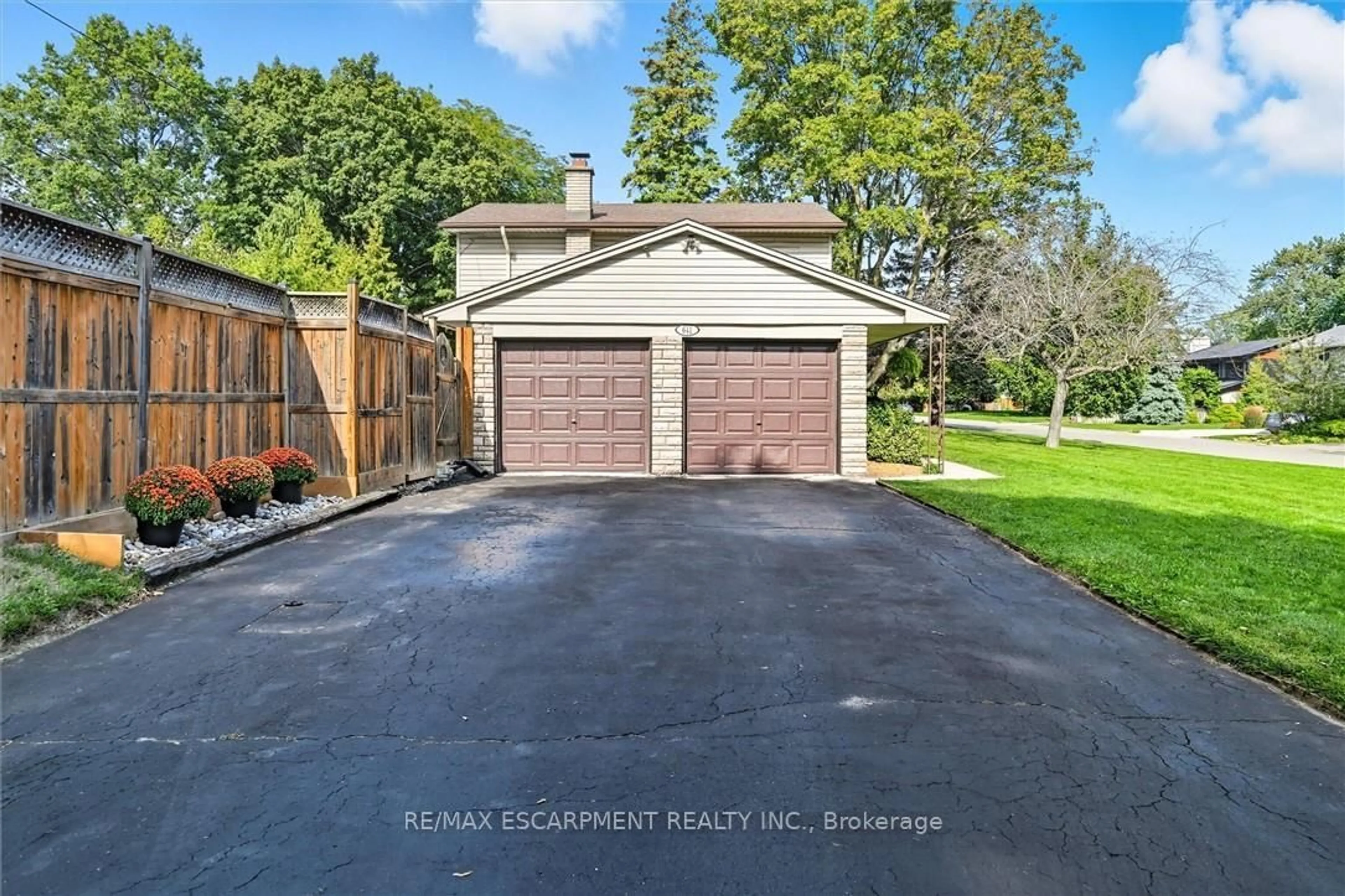 A pic from outside/outdoor area/front of a property/back of a property/a pic from drone, unknown for 641 HOLT Dr, Burlington Ontario L7T 3N4