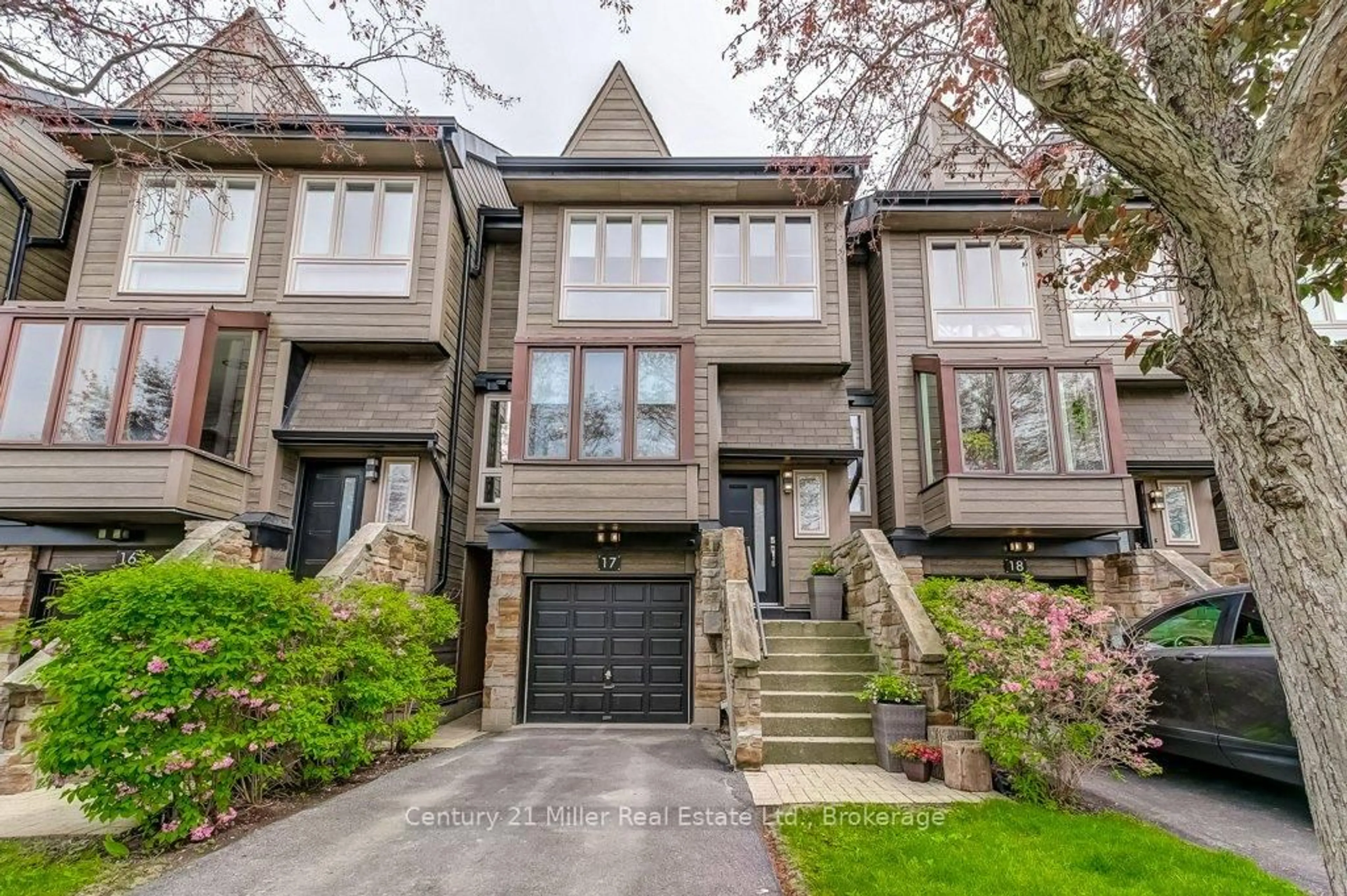 Home with brick exterior material, street for 1120 Queens Ave #17, Oakville Ontario L6H 2B5
