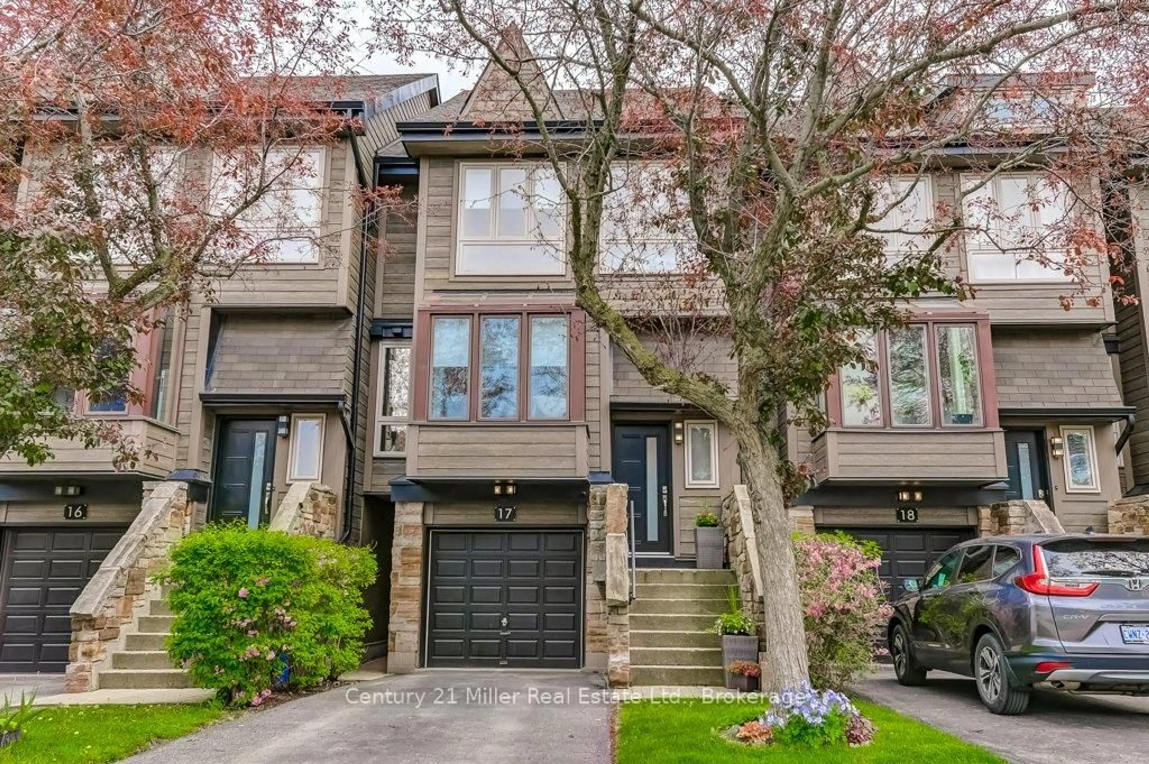 Home with brick exterior material, street for 1120 Queens Ave #17, Oakville Ontario L6H 2B5