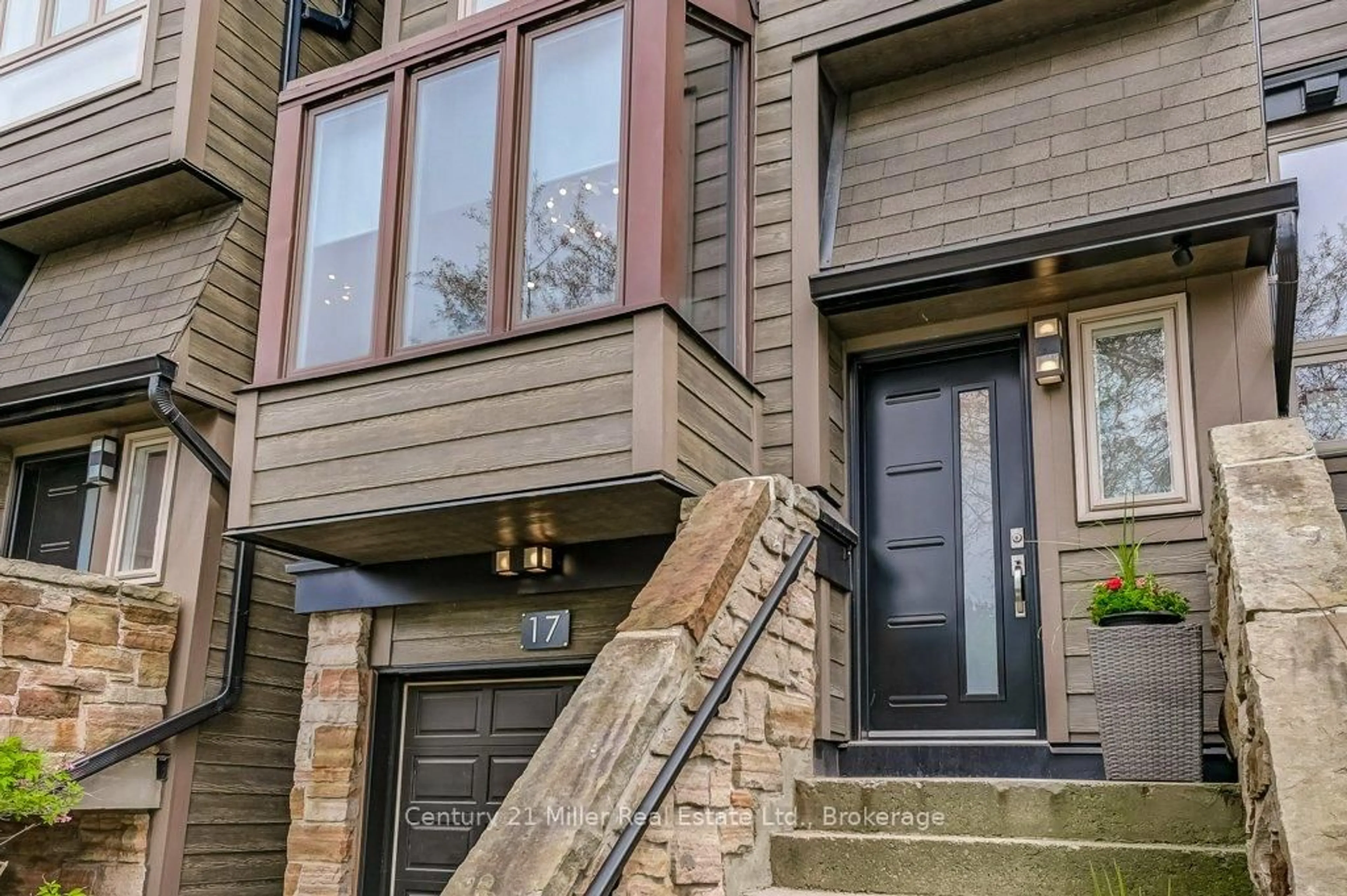 Home with brick exterior material, street for 1120 Queens Ave #17, Oakville Ontario L6H 2B5