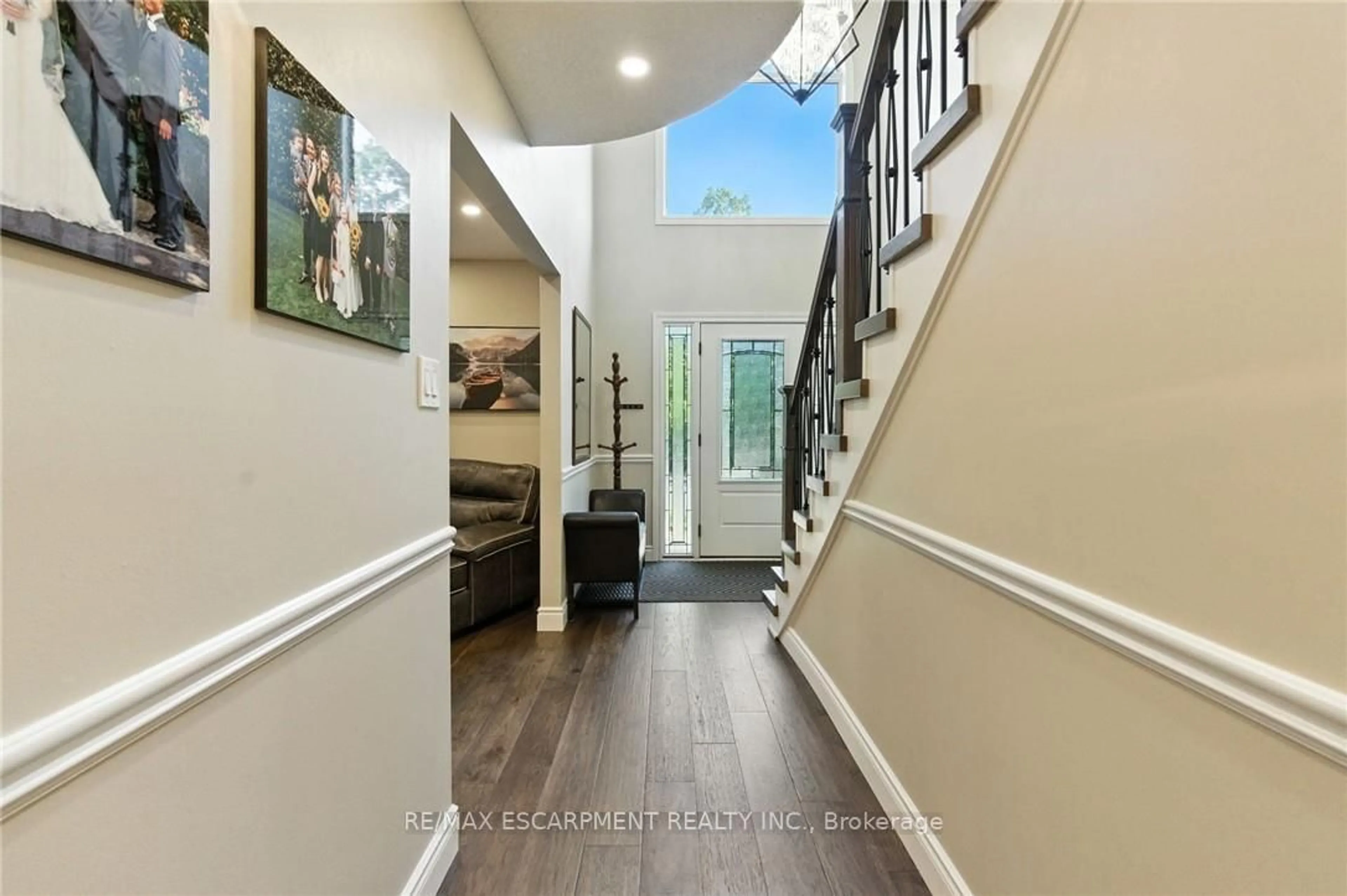 Indoor entryway for 2072 Headon Rd, Burlington Ontario L7M 4G3