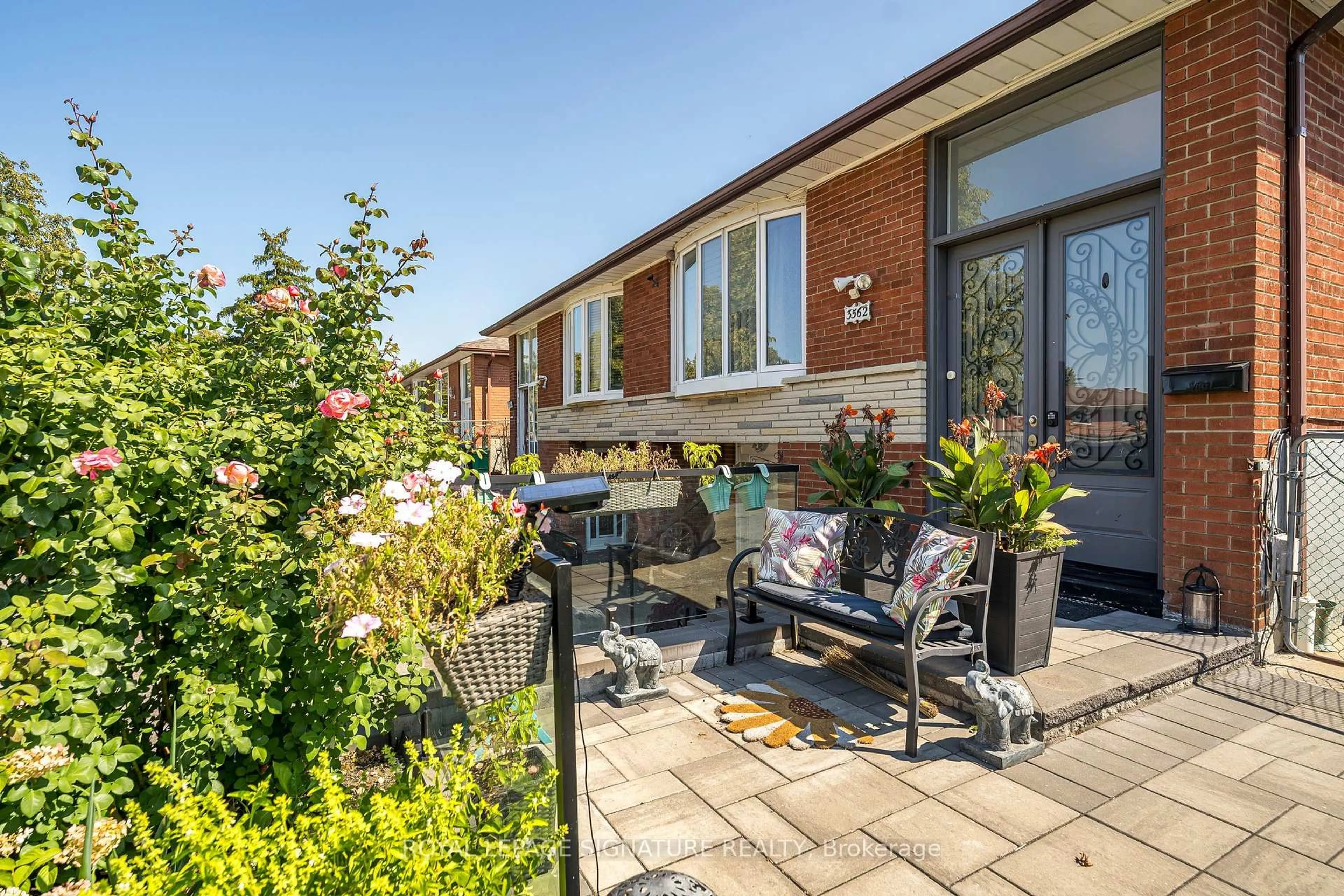 Patio, street for 3562 Laddie Cres, Mississauga Ontario L4T 1N1