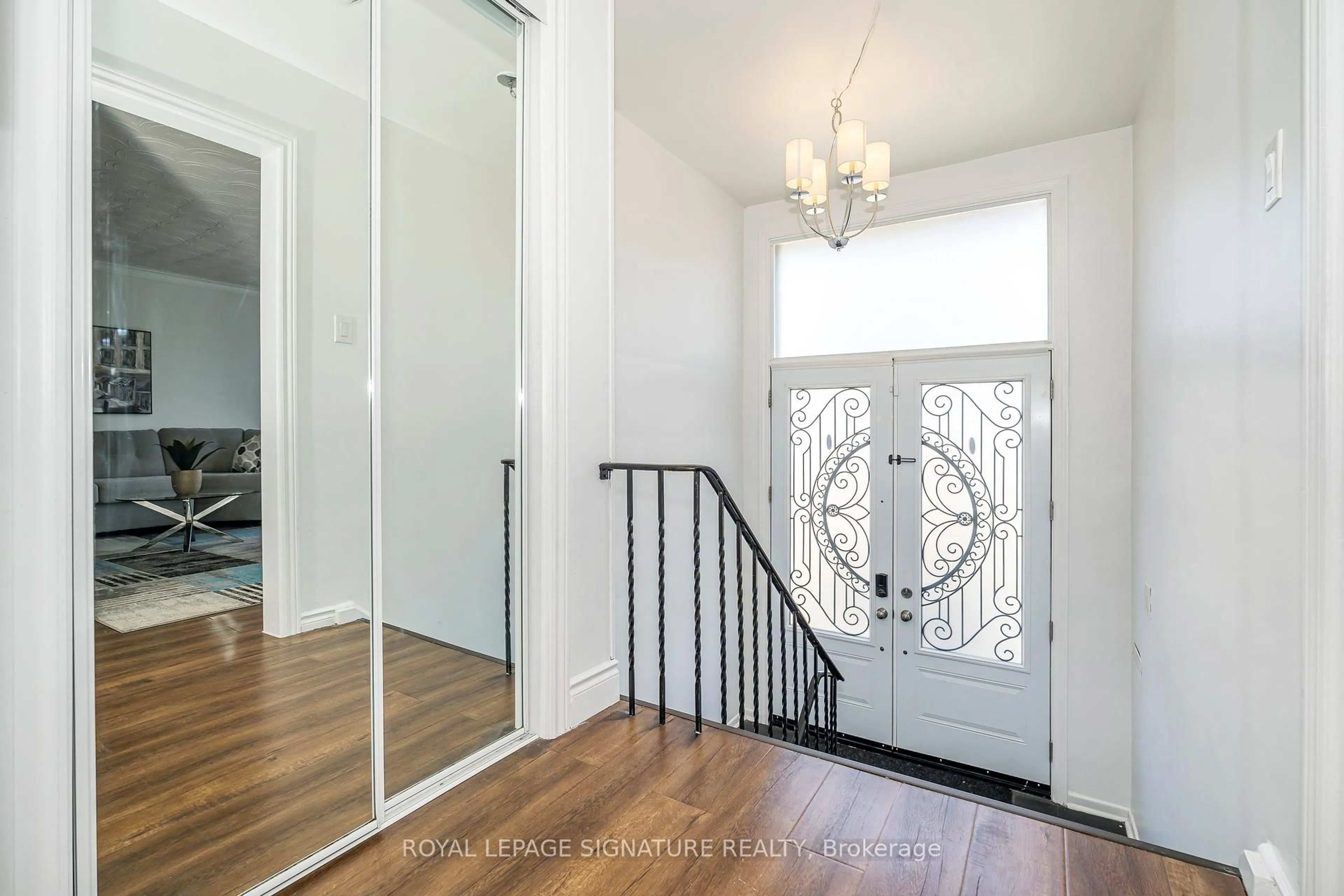 Indoor entryway for 3562 Laddie Cres, Mississauga Ontario L4T 1N1