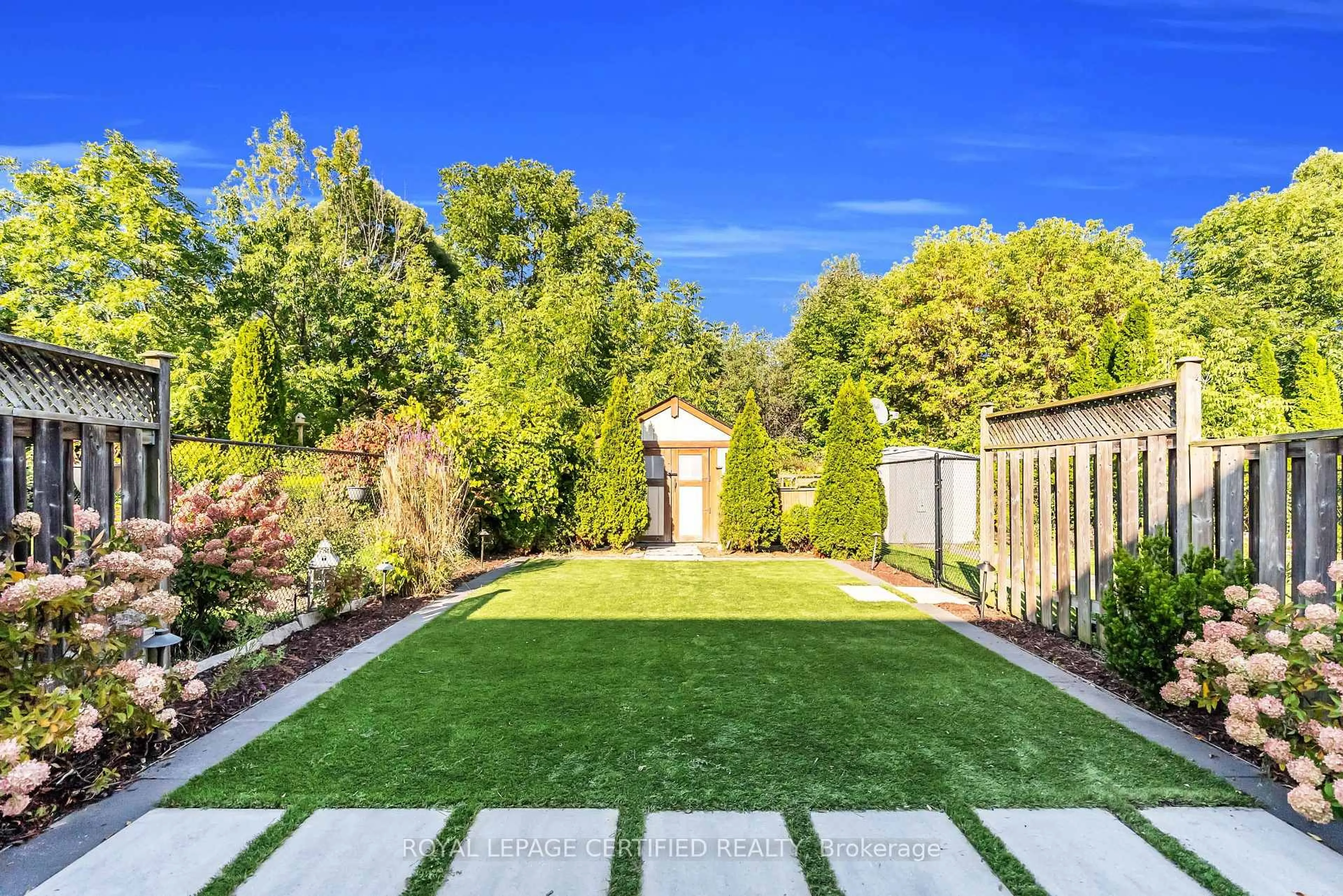 A pic from outside/outdoor area/front of a property/back of a property/a pic from drone, street for 4093 Medland Dr, Burlington Ontario L7M 4Z6