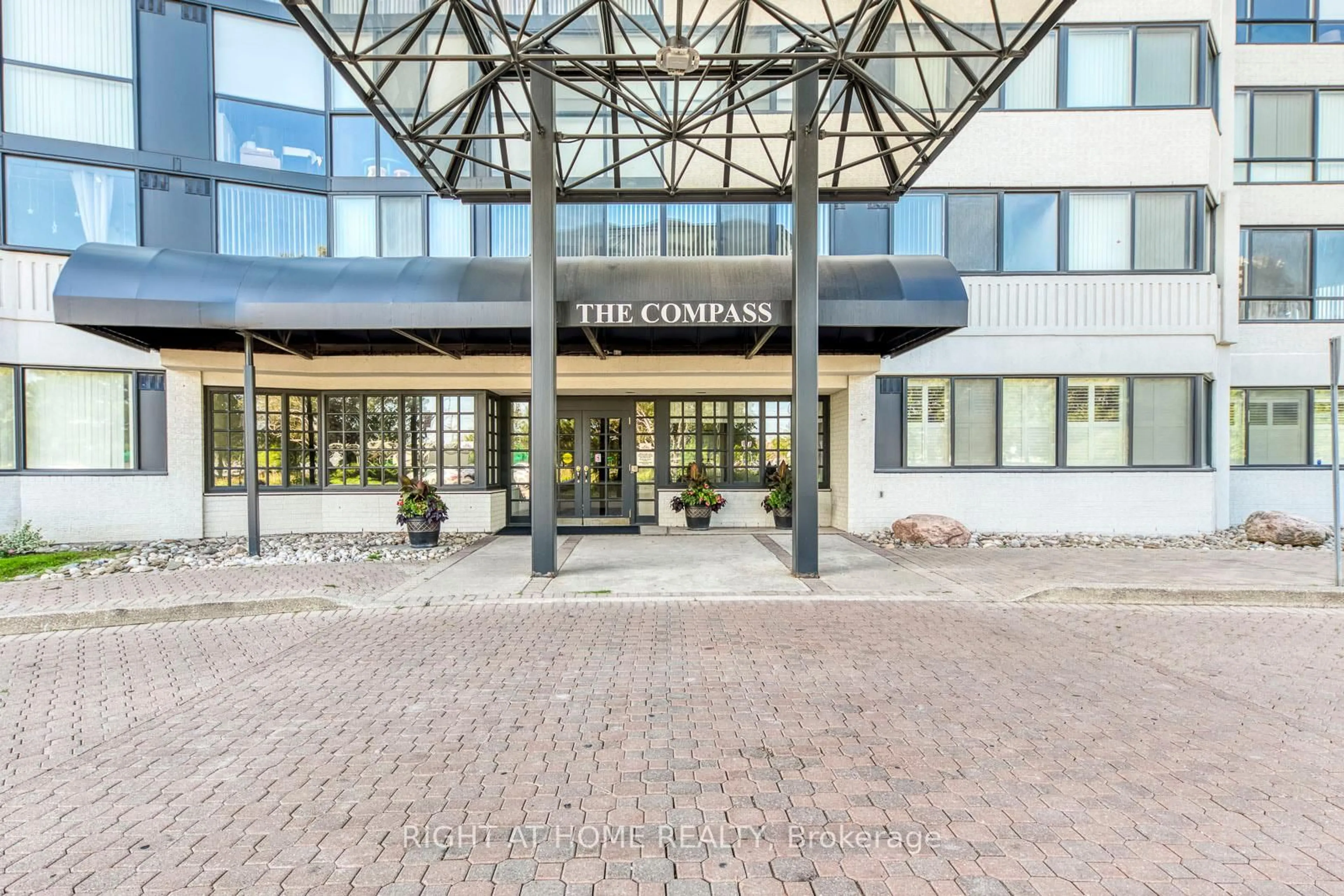 Indoor foyer for 1360 Rathburn Rd #1603, Mississauga Ontario L4W 4H4