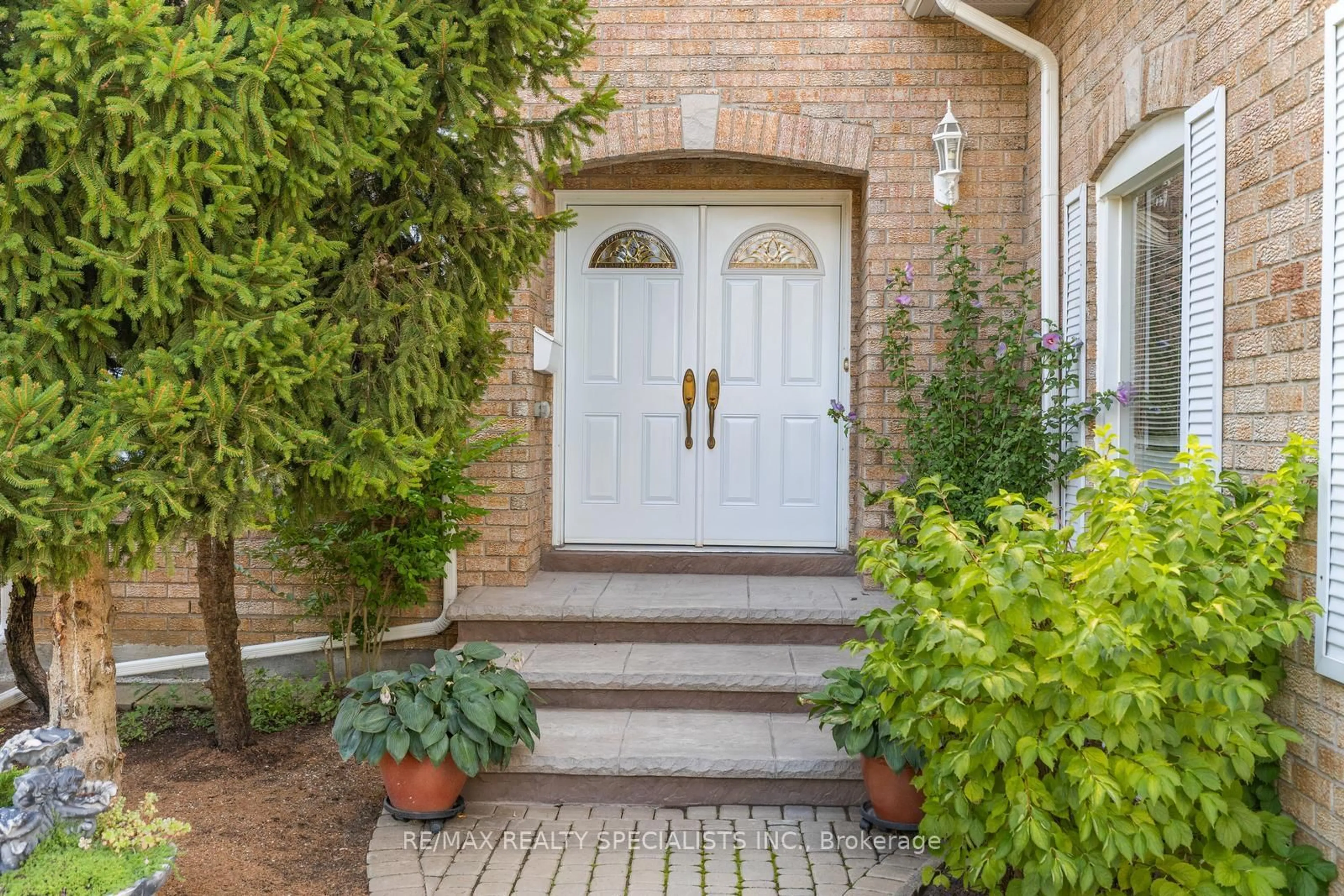 Indoor entryway for 6603 Tenth Line, Mississauga Ontario L5N 5L5