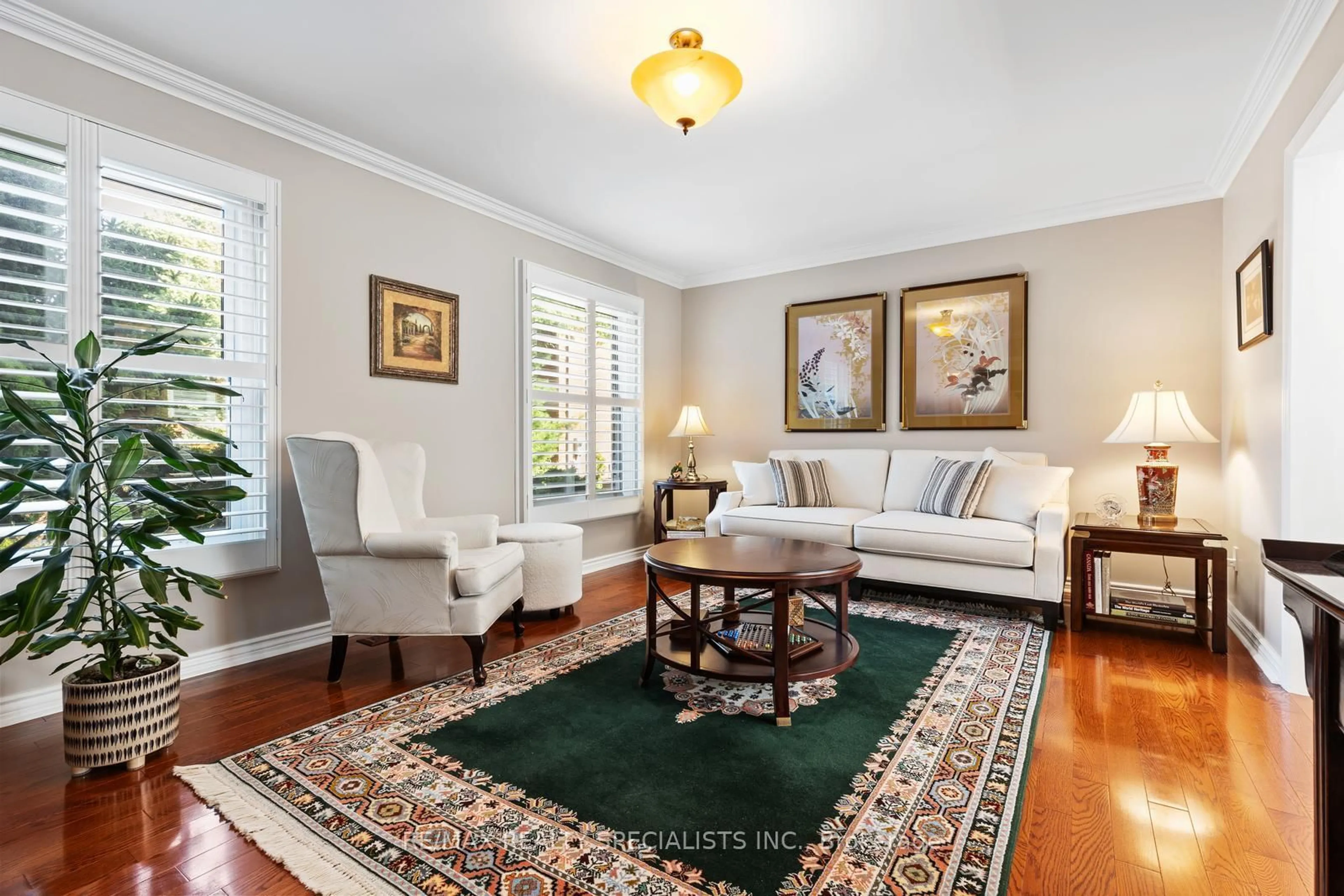 Living room with furniture, carpet floor for 6603 Tenth Line, Mississauga Ontario L5N 5L5